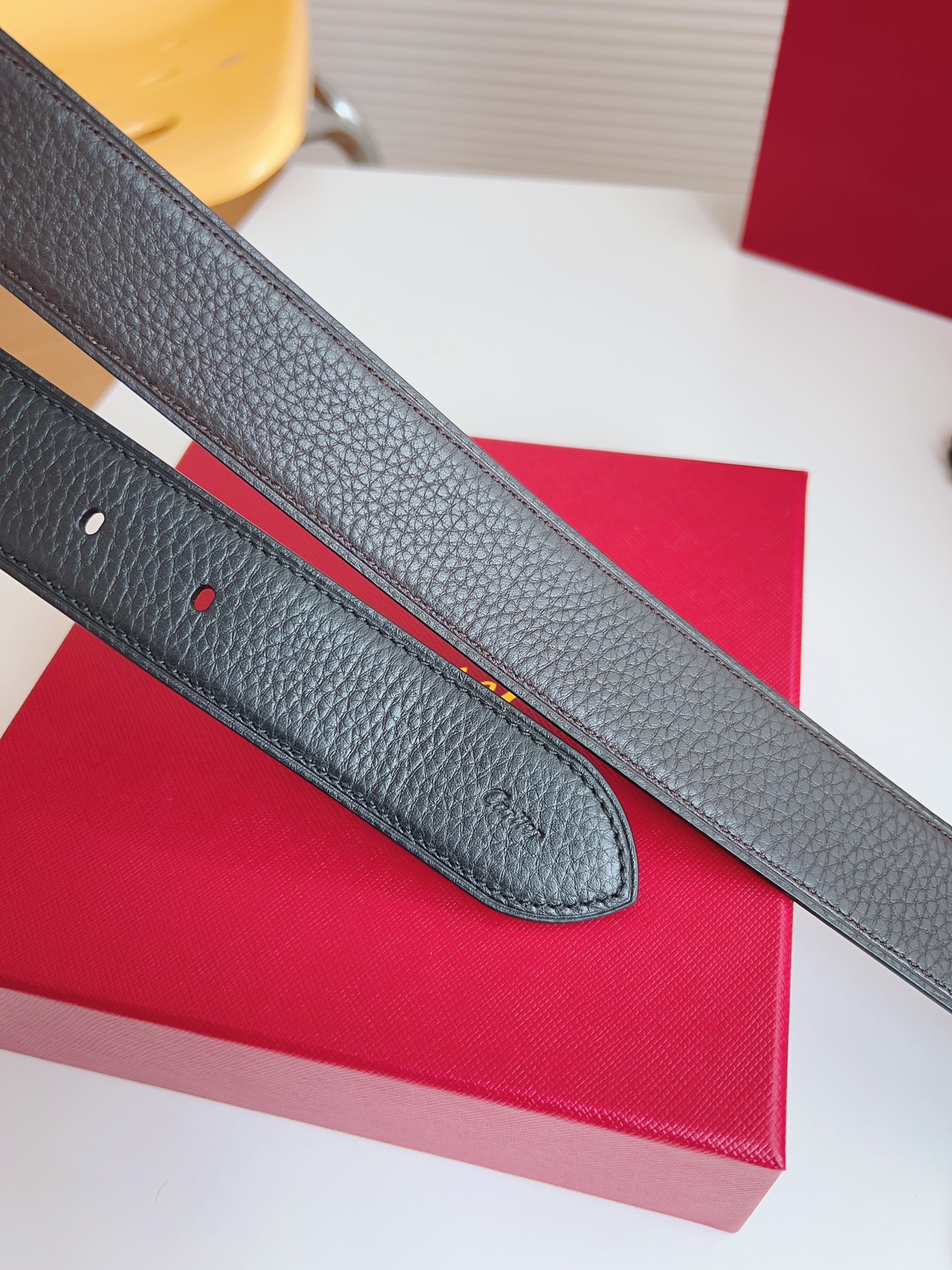 
Cartier（卡地亞）憑借匠心傑作展現與眾不同的美感，融合精湛工藝與經典設計，演繹雋永風格；瀟灑不羈，果敢獨立！此款式易搭配服飾；休閒正裝兩相宜。皮帶寬度：35mm