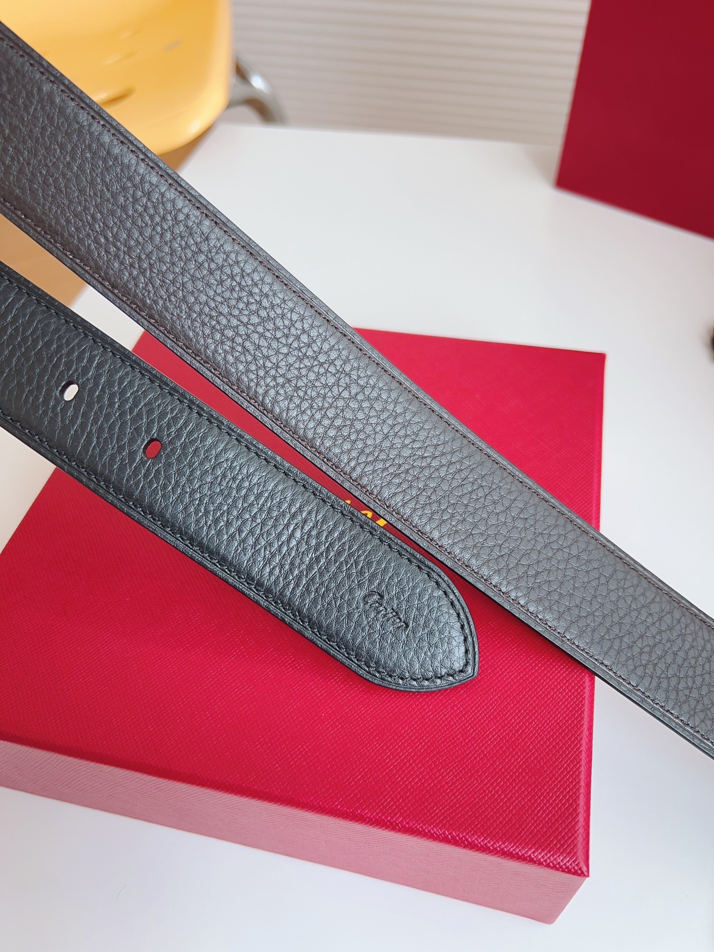 
Cartier（卡地亞）憑借匠心傑作展現與眾不同的美感，融合精湛工藝與經典設計，演繹雋永風格；瀟灑不羈，果敢獨立！此款式易搭配服飾；休閒正裝兩相宜。皮帶寬度：35mm