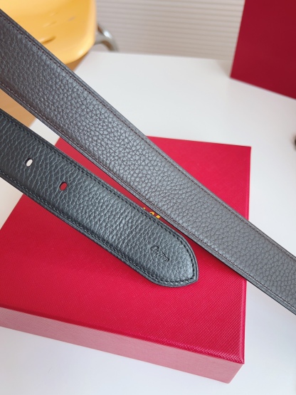 
Cartier（卡地亞）憑借匠心傑作展現與眾不同的美感，融合精湛工藝與經典設計，演繹雋永風格；瀟灑不羈，果敢獨立！此款式易搭配服飾；休閒正裝兩相宜。皮帶寬度：35mm