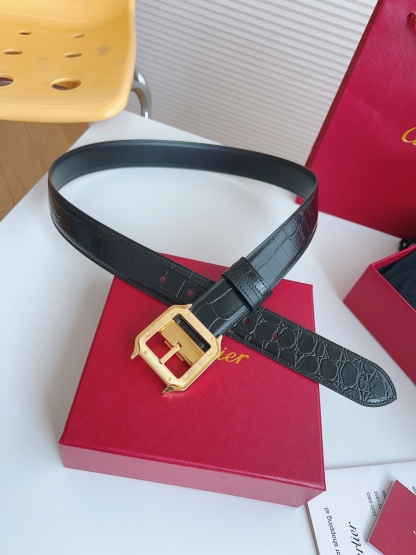 
Cartier（卡地亞）憑借匠心傑作展現與眾不同的美感，融合精湛工藝與經典設計，演繹雋永風格；瀟灑不羈，果敢獨立！此款式易搭配服飾；休閒正裝兩相宜。皮帶寬度：35mm