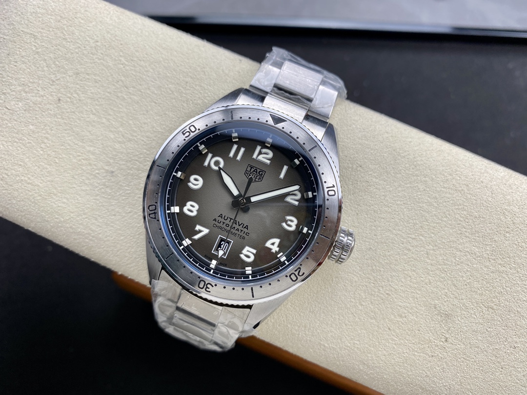 TAR年末巨獻——超級泰格豪雅系列腕表，正裝休閒兩不誤、小眾而不平庸、穩重而不失靈動，通勤的最佳首選腕表。全系均採用原裝數據打造、配件可以和原廠互換，頂級打磨 超強夜光 防水性能高達100米，超原單品質 誠意滿滿 並搭載原裝sw200機芯，歡迎品鑒！