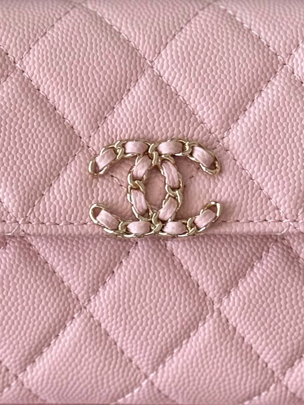 Chanel 25S 新款本季 最火的小球牛皮Kelly 手柄包
這顆絕對是黑馬
第一眼看到就深深愛上💕
顏值不必說 直接閉眼入不會錯
很好打理 也是百搭型
實現了單背斜挎腋下背手拎的效果📷
簡直就是福音〰️
很精緻 值得珍藏🔝

五金：全鋼18K淺金
皮料：獨家Haas小牛皮
尺寸：𝟏8*𝟏0*4.𝟓 𝚌𝚖
型號：AS3238