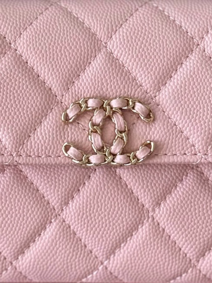 Chanel 25S 新款本季 最火的小球牛皮Kelly 手柄包
這顆絕對是黑馬
第一眼看到就深深愛上💕
顏值不必說 直接閉眼入不會錯
很好打理 也是百搭型
實現了單背斜挎腋下背手拎的效果📷
簡直就是福音〰️
很精緻 值得珍藏🔝

五金：全鋼18K淺金
皮料：獨家Haas小牛皮
尺寸：𝟏8*𝟏0*4.𝟓 𝚌𝚖
型號：AS3238