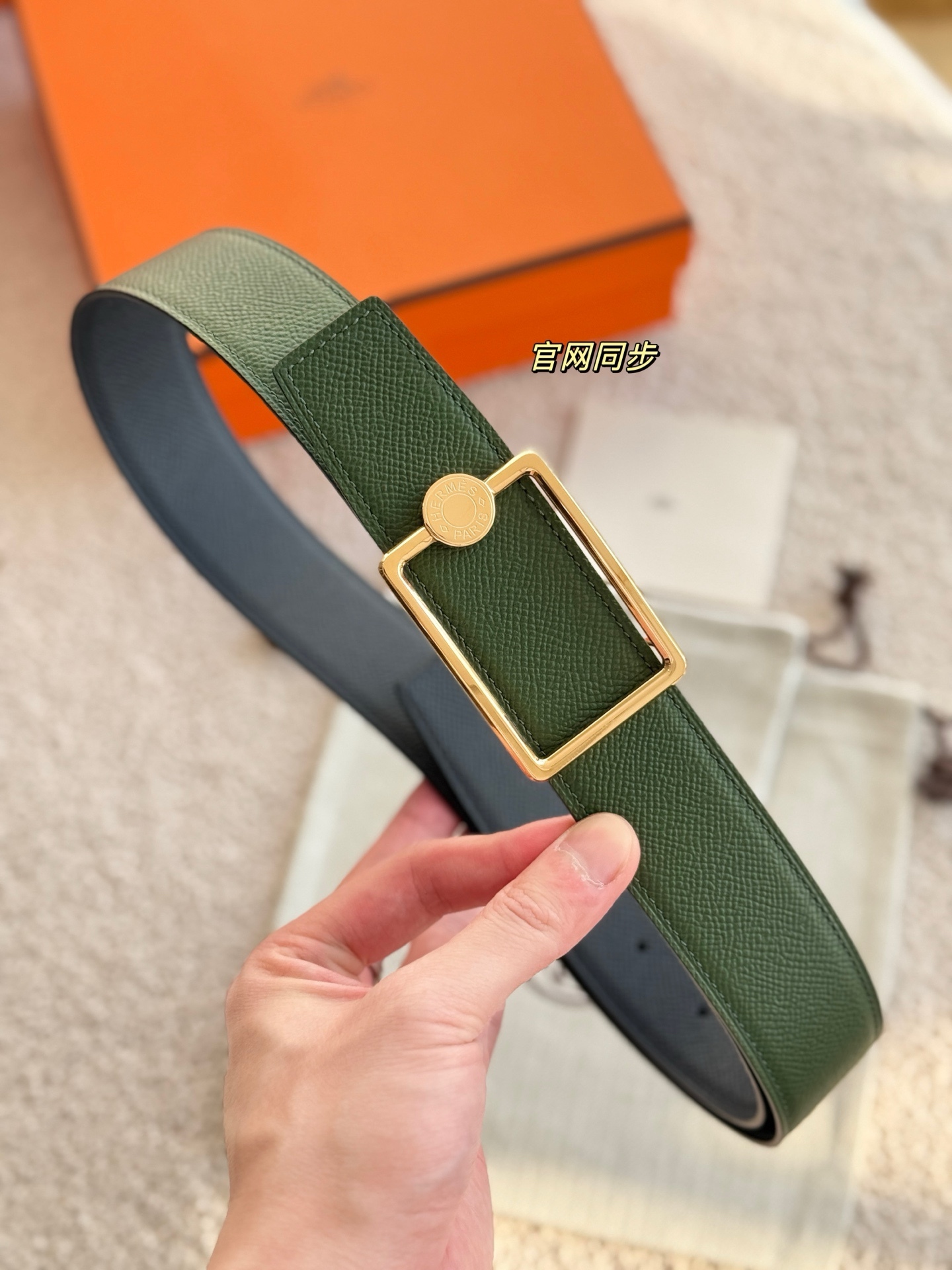 
❤️款 （ Y AA 080 ）OSCAR 搭配双面进口Epsom 皮 宽度38MM 以其精湛工艺高品质材料和经典设计备受推崇 是男士腰带顶级选择 简约大气 适合商务和休闲场合 产品手感细腻 不仅是实用配饰 更是身份与品味的象征 ❤️