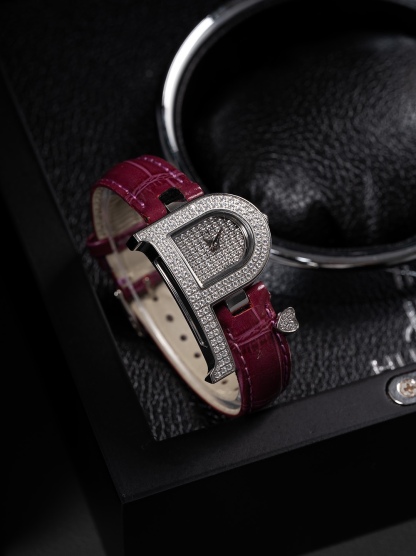 全面到貨🎀🎀🎀」Piaget伯爵做為全世界最著名的頂級珠寶品牌 Piaget從未讓那些傾慕其品牌設計元素的炒粉們失望過，值得推薦的是本次由日本.Tokyo東京銀座 做為主辦初展，推出的The theme is meeting  love  遇見愛情系列更是在推出後，不到11個小時就被哄搶而光，經典的P字形品牌設計元素與丘比特愛神之箭竟能結合的如此恰到好處，成為了繼LIMELIGHT Gala和Black-TIE黑帶系列又一經典美作，腕表的細節方面