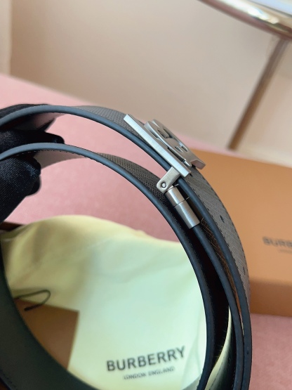 
Burberry博柏利品牌始終秉承傳統精髓，彰顯卓爾不凡的匠制工藝，優雅率性的英倫設計與銳意革新的時尚理念。3.5cm