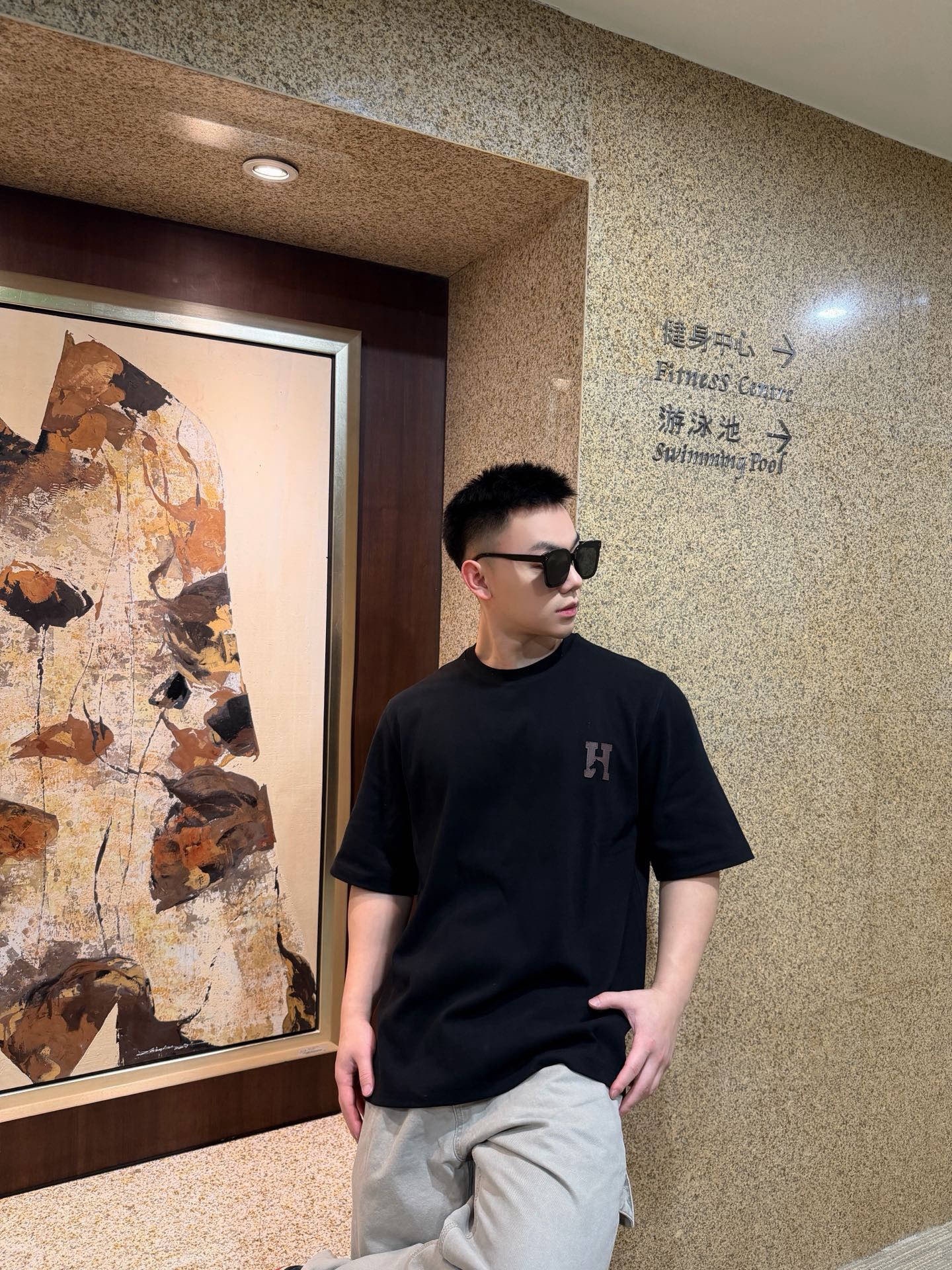 🔝HERMES愛瑪仕 真皮H字貼片短袖T恤
正品購入，21支洗後維斯棉190克，1*1羅紋230克，面料拼接，模板刺繡，定制1：1真皮皮標，定制1：1商標，寬松版型
B Size：S-XL