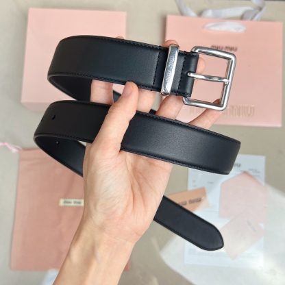 這款皮革腰帶設計簡約而優雅，腰帶環伴以Miu Miu徽標。雙面進口小牛皮 金屬搭扣 腰帶環飾激光雕刻徽標
寬度: 3.5cm
