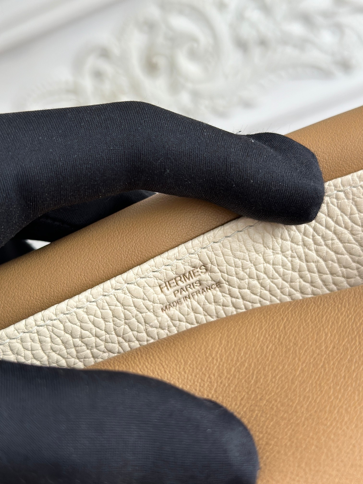 馬蹄包  半手工蠟線	Halzan	
 能滿足各種背法的!!
①手拎包②斜挎包③單肩包④手拿包
togo皮、五金細緻到油邊 無處不精緻√ 
尺寸：25cm