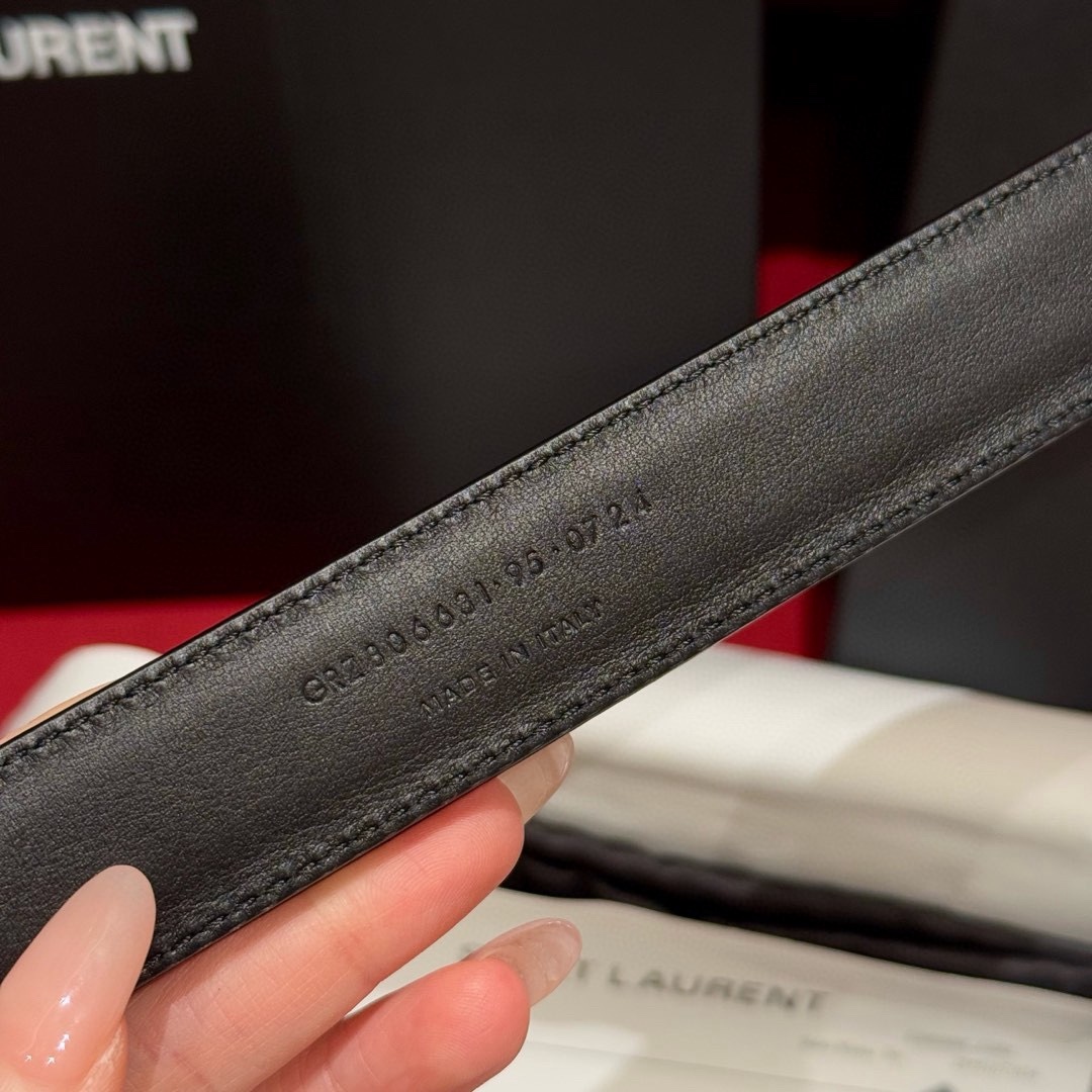 YSL頂級版復刻新寵腰帶
經典百搭款 搭配牛仔褲或者裙子都很好看 長短可調節 25mm寬 雙面進口小牛皮 精緻的真空鍍鈀搭扣飾有琺瑯字體效果