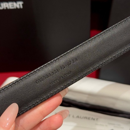 YSL頂級版復刻新寵腰帶
經典百搭款 搭配牛仔褲或者裙子都很好看 長短可調節 25mm寬 雙面進口小牛皮 精緻的真空鍍鈀搭扣飾有琺瑯字體效果