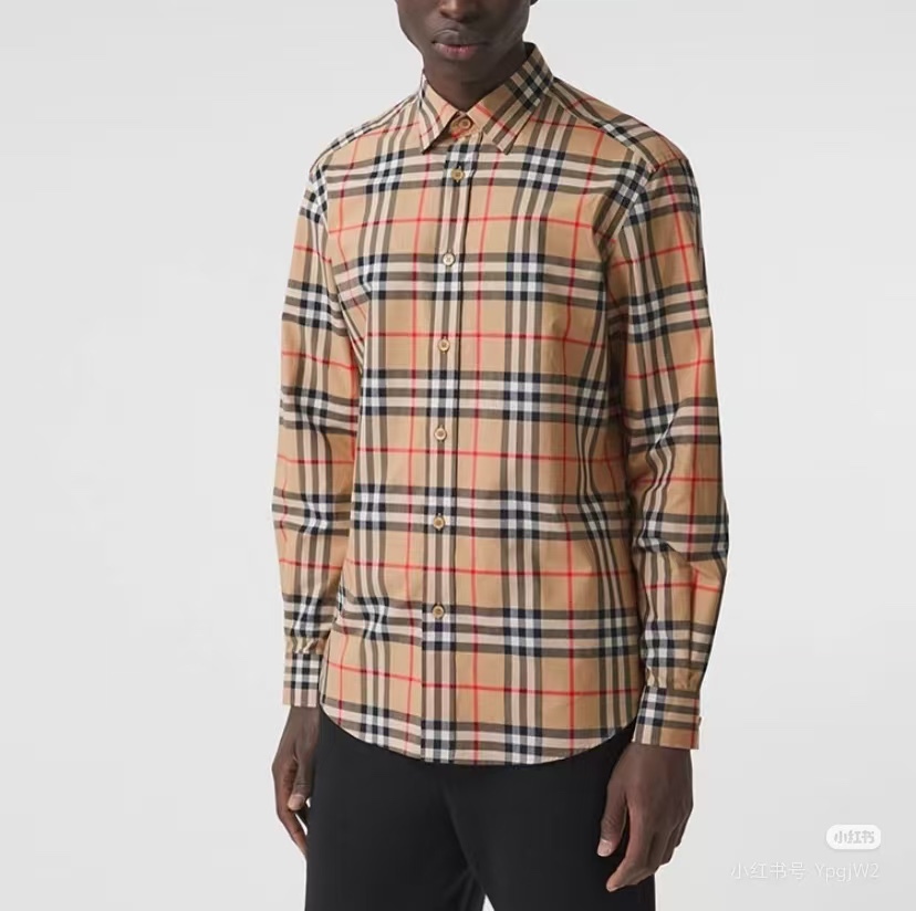 Burberry/巴寶莉 經典大格紋棉質長袖襯衫
面料採用雙股80支梭織小斜紋面料，格紋對位，
紗線定織定染，每個獨立的尺碼都是定位裁片，前幅，口袋，
袖子等部位都是對格對位的，工序複製，費時費料，採用純天然珍珠貝殼紐扣，
洗水嘜定制，多處手工一片一片激光剪裁對位，
所有工序，用料都是ZP做法，區別市面一眼假版本
此款更是絕對不能錯過的珍寶級別產物！！
顏色：卡其大格
S Size：S-XL