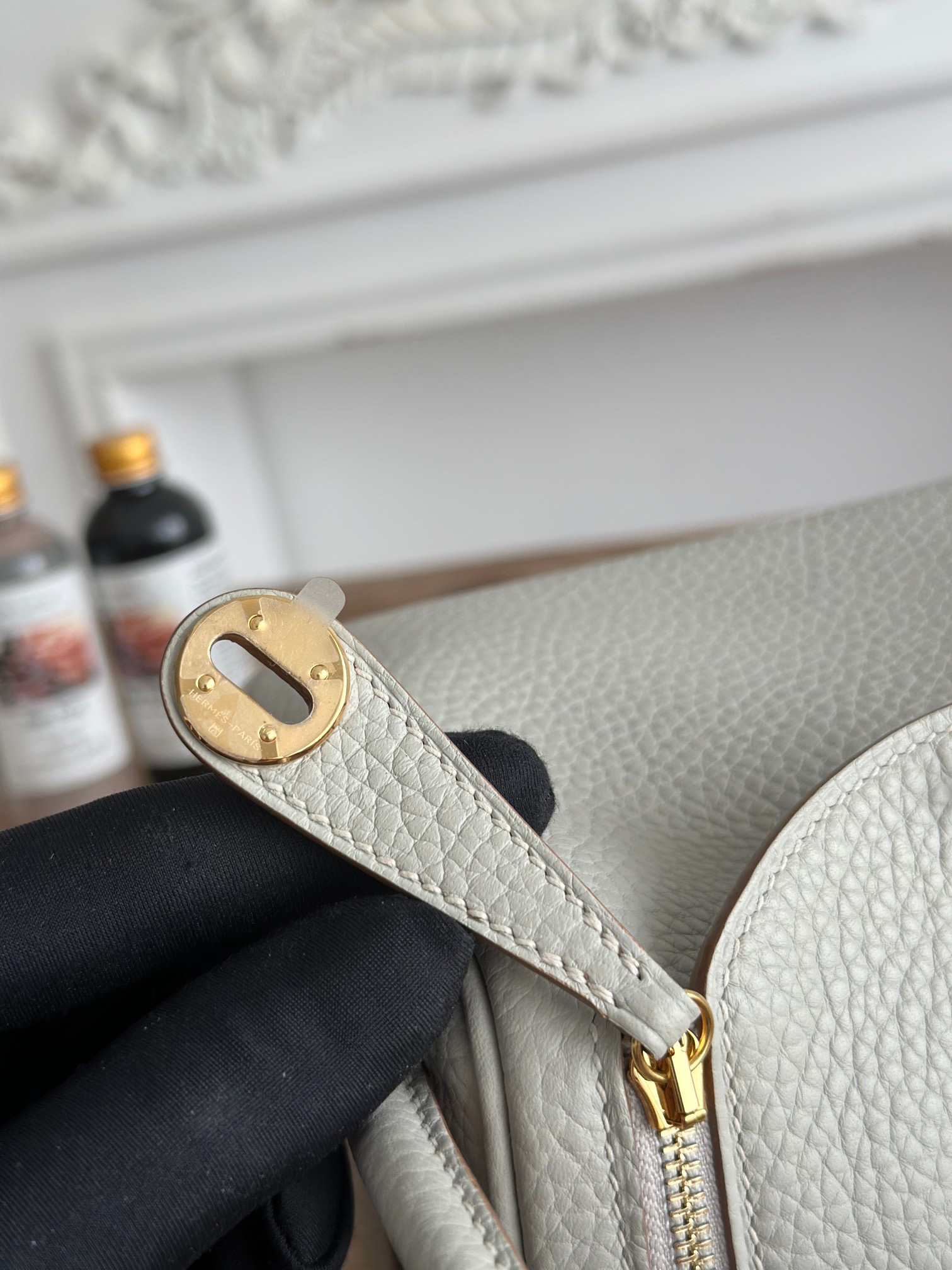 琳迪lindy 19cm	
Tc皮 蜜蠟線半手工縫製
lindy19保留了琳迪包所有細節的完整設計，側口袋、拉鍊等全部都是經典的設計√
這只小可愛暴擊了多少人的少女心