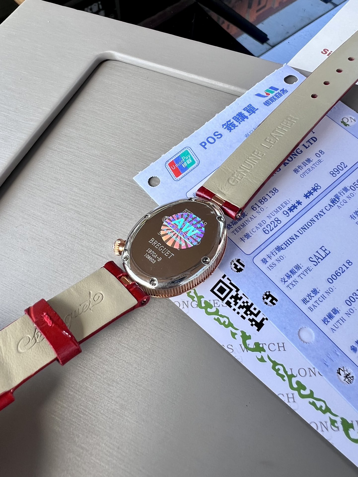 優雅出品史上最強復刻女表——寶璣那不勒斯皇后  黃金殼  系列驚艷登場，修正市場版本的所有不足，高貴典雅，盡顯女王風範！
【表殼】腕表尺寸分別為中號36.5x28.5毫米 小號33 x 25毫米
鵝卵形表殼高雅大氣，表殼外緣飾有錢幣紋。表圈和表殼周圍鑲嵌共117顆施華洛水晶（約0.99克拉）。表冠處鑲有一顆梨形晶石（約0.26克拉）
【精彩細節】
1.與原裝吻合，在表殼背部均打有貴金屬標識，效果清晰工整，彰顯腕表檔次。2.穹面玻璃，從側面看不僅有魚眼效果，還能折射鑽石帶來的璀璨光芒，更顯腕表高貴血統。
