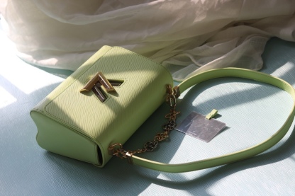 原版品質[玫瑰]歡迎貨比三家[玫瑰]款號：50391/22773/22774/23074/22768[玫瑰][玫瑰][玫瑰]本款Twist中號手袋將品牌標誌性Monogram花卉精巧融入裝飾鏈條，與雙色鎖扣相互呼應，優雅詮釋當季 TwistedFlowers主題。內貼袋之一配有可拆卸鏡子。
23x17x9.5釐米(長度x高x寬) Epi粒面皮革牛皮革飾邊牛皮革內襯金屬件
LVTwist扭鎖
內貼袋，配有可拆卸鏡子後側內貼袋
大號前內袋配有拉鍊袋肩帶:可拆卸，可調節包帶半長:350釐米