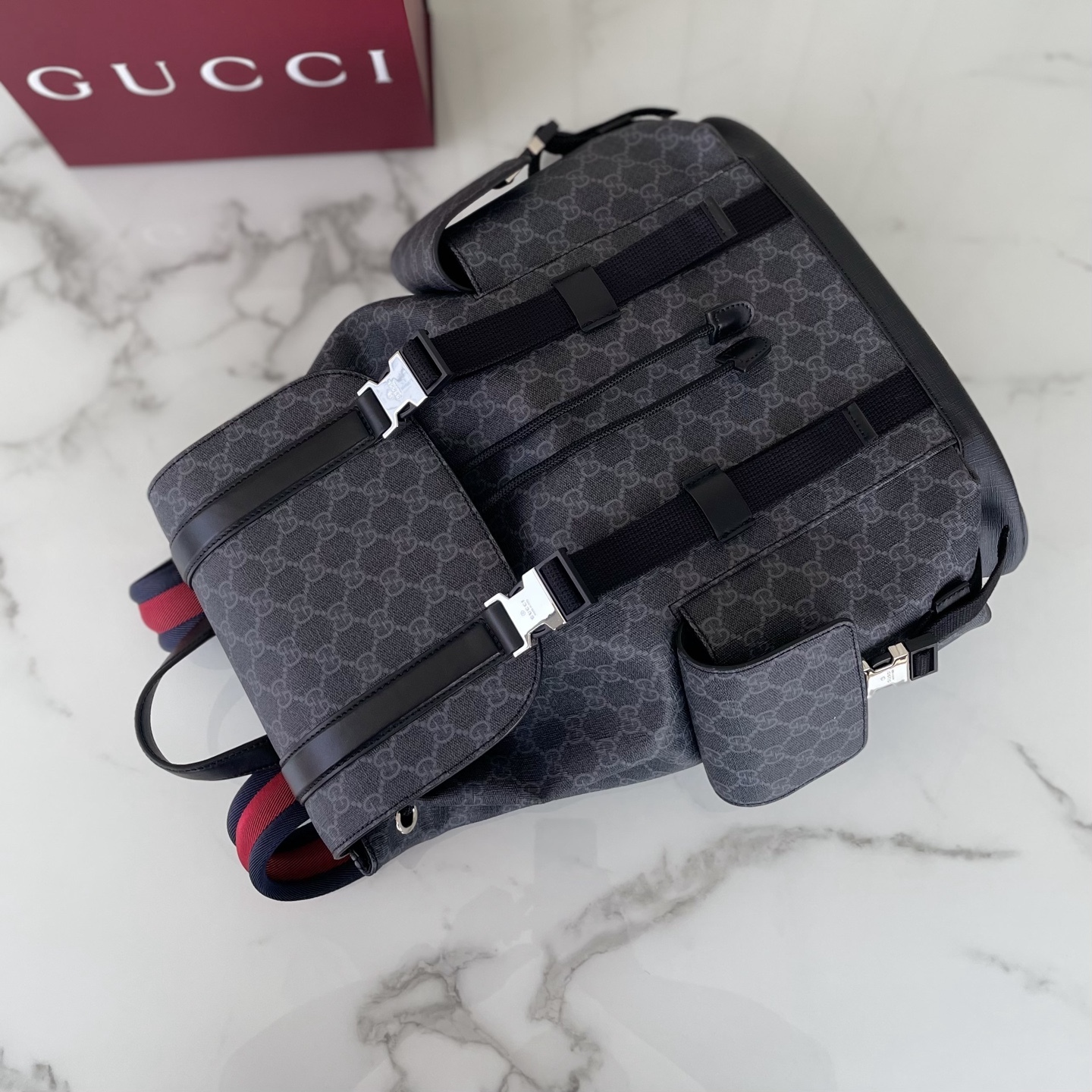 GG黑色大號背包
經典GG Supreme帆布以質地柔軟且富有延展性而著稱，是品牌歷經歲月洗禮卻從未褪色的經典面料之一。該面料以超細纖維塗層織物打造，以全黑色匠心呈現，賦予這款背包以別緻魅力。同色調皮革滾邊令整個廓形愈發豐滿，典藏條紋織帶則為整個設計注入一抹亮色
款號792080克，尺寸46X35X12