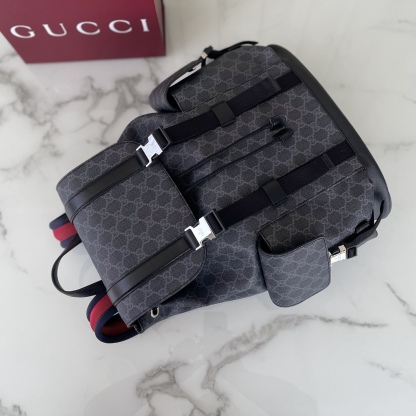 GG黑色大號背包
經典GG Supreme帆布以質地柔軟且富有延展性而著稱，是品牌歷經歲月洗禮卻從未褪色的經典面料之一。該面料以超細纖維塗層織物打造，以全黑色匠心呈現，賦予這款背包以別緻魅力。同色調皮革滾邊令整個廓形愈發豐滿，典藏條紋織帶則為整個設計注入一抹亮色
款號792080克，尺寸46X35X12