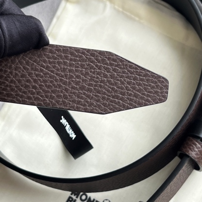 馬蹄形帶扣粒面皮帶（35毫米）
馬蹄形鍍鈀和鍍釕針式帶扣。可調節長度，3.5cm粒面咖色皮革皮帶。融合傳統元素與現代風格的精緻配件。錶帶描述 粒面咖色牛皮 皮革圖案 金屬圓環飾有萬寶龍六角 星品牌標識 搭扣裝置 易開啓裝置，可調節皮帶長度 搭扣形狀 馬蹄形 主要顏色咖色 | 黑色 搭扣類型 針扣式表扣