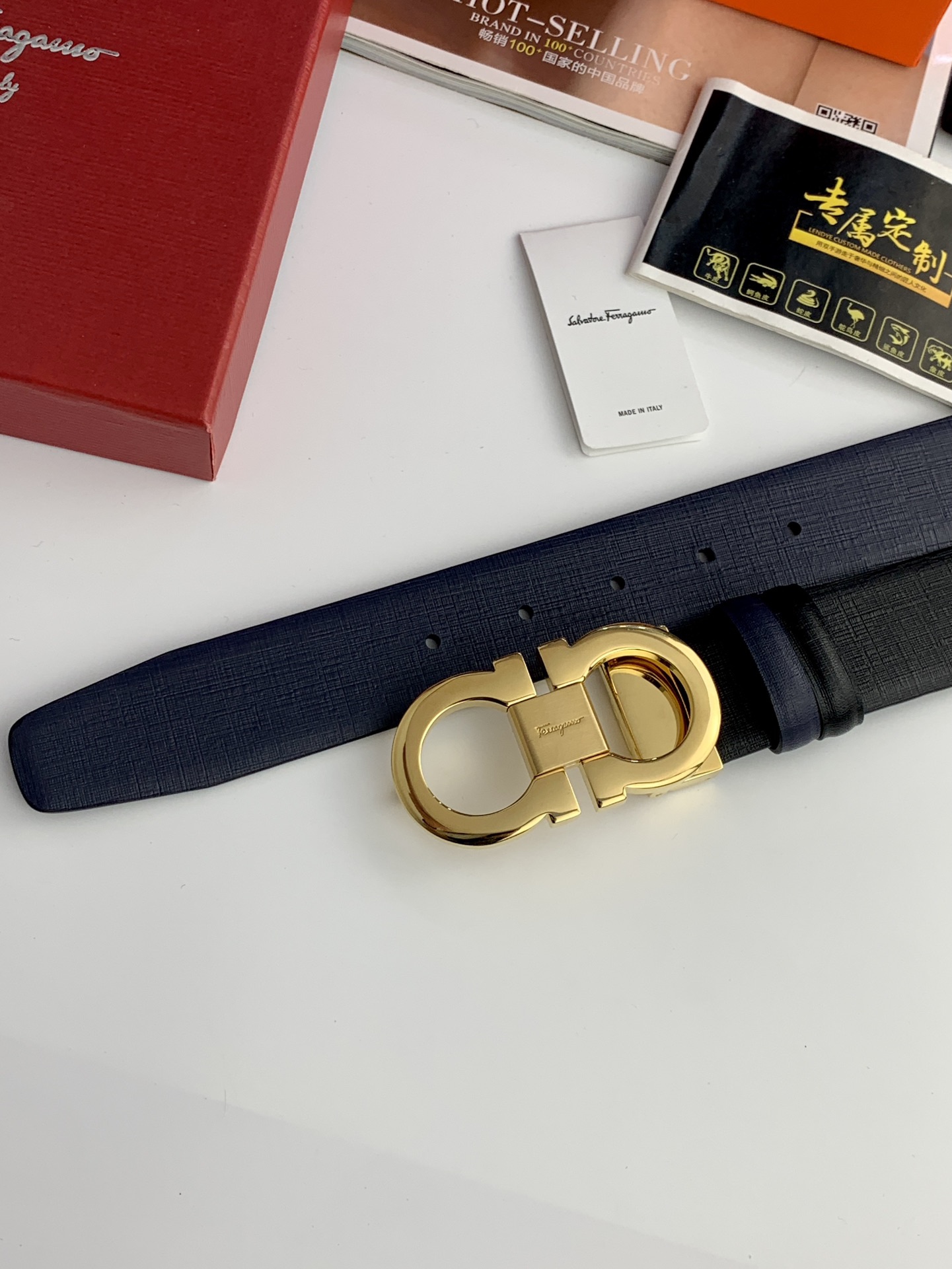 〖F家〗這款皮帶採用雙面小牛皮，搭配純銅八字扣，打造高雅考究的造型。寬3.5cm，長度可調節，達到量身定制般的修身效果。