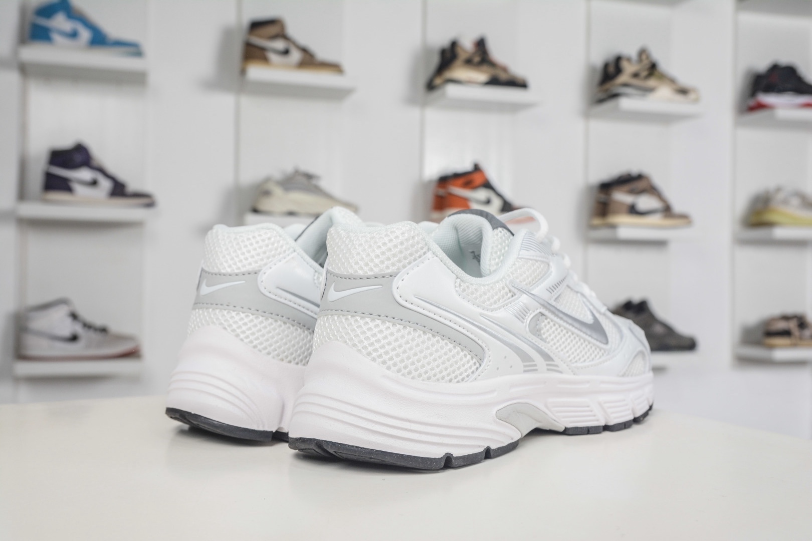 NK Air Zoom Vomero 20 經典復古潮流運動跑鞋 
貨號：HF0735 006
SIZE：36 36.5 37.5 38 38.5 39 40 40.5 41 42 42.5 43 44 45