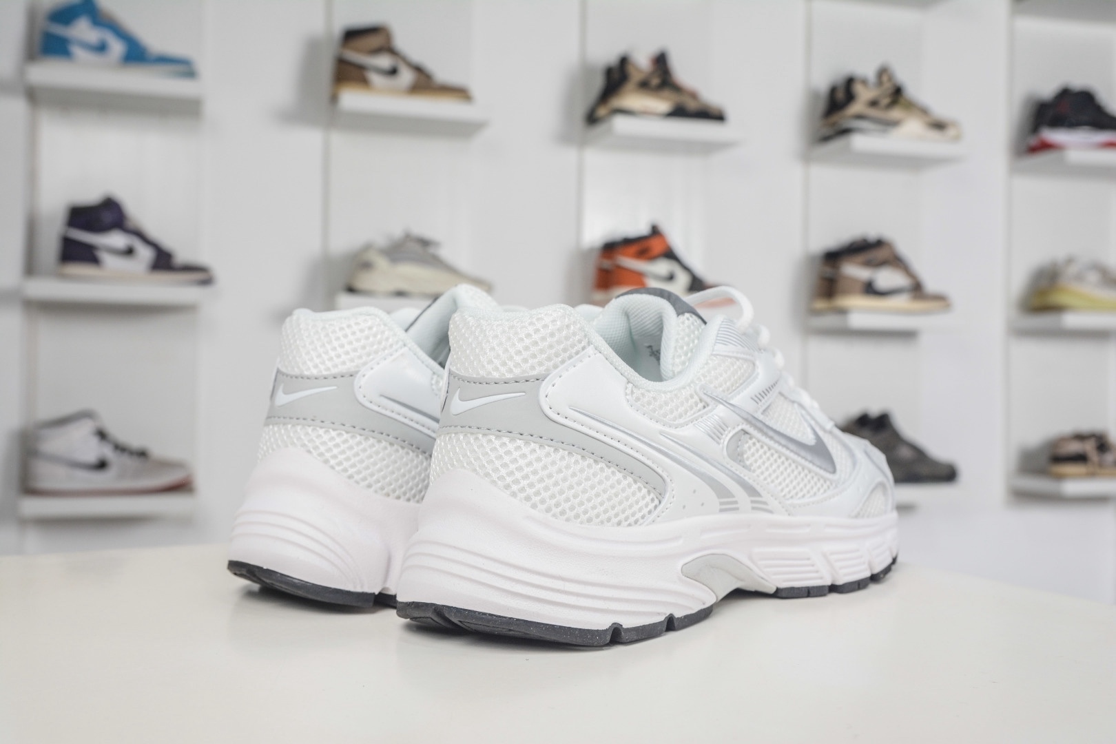 NK Air Zoom Vomero 20 經典復古潮流運動跑鞋 
貨號：HF0735 006
SIZE：36 36.5 37.5 38 38.5 39 40 40.5 41 42 42.5 43 44 45