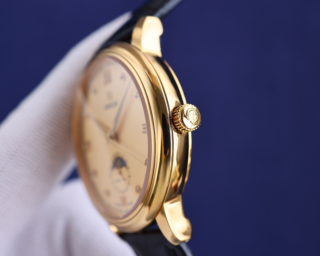 
玫瑰][玫瑰]20223【OMEGA】新款推薦，蝶飛系列＂升級版＂，機芯型號為ETA2824-6機芯（6位真日曆與24小時星辰功能） 質量穩定，尺寸40mm，厚度1.1mm.表殼為316L全鋼鍍納米鉑金表技術，更彰顯高貴大氣，錶帶搭配意大利頭層小皮，是你佩戴裝飾不二選擇。實物更高大上，期待你的品鑒[抱拳]送禮自戴精品！[勝利]高端品質，匠心獨具！大廠品質！歡迎轉載！