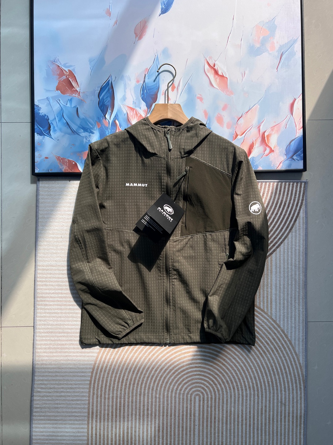 2026年春季新款猛獁象MAMMUT輕量單層彈力外套夾克 男女同款 軟殼連帽夾克
面料95的聚酯纖維 5的氨綸 輕盈帶彈力  手感柔軟舒適   不靜電 質感輕膚，，自帶纖維紋理 ，格紋凹槽 空氣流通  可快速散熱  吸濕排汗 
款式設計簡約大牌，胸口拼布拉鍊口袋 ，多處細節採用四針六線🧵設計點綴，肉眼可見的工藝美
手插口袋，做的壓膠無痕一公分外延  內隱藏拉鍊口袋 上下刺繡鎖邊 提升品質
彈力袖口 輕便舒適 ，下擺出帶有調節繩，穿搭風格可隨意切換
日常休閒  上班通勤 戶外運動  舒適百搭
