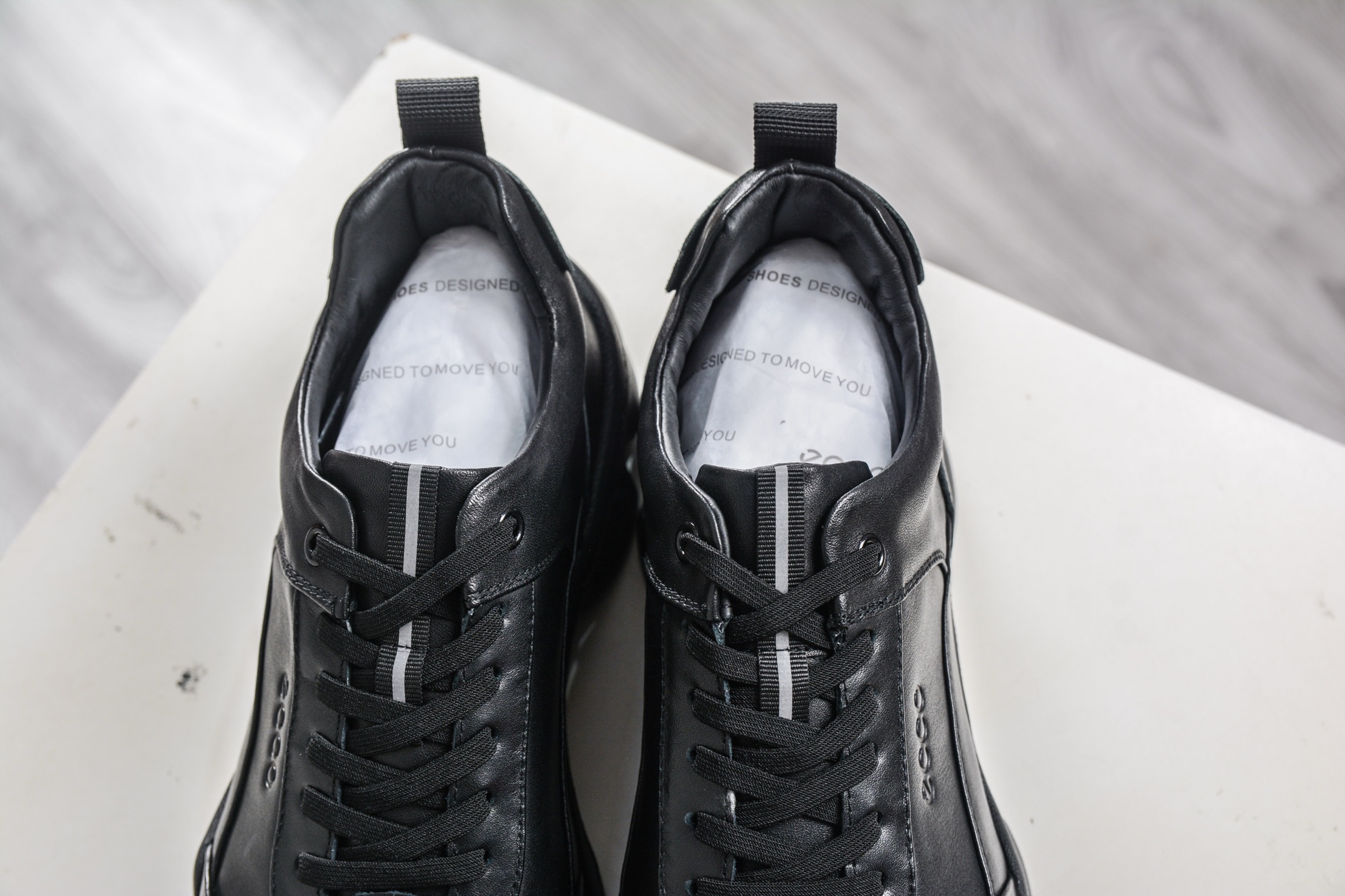 ECCO愛步運動鞋男透氣輕便防滑緩震牛皮跑鞋健步BIOMC系列全新品質 
貨號：882517 01001
尺碼：38 39 40 41 42 43 44（皮鞋码）