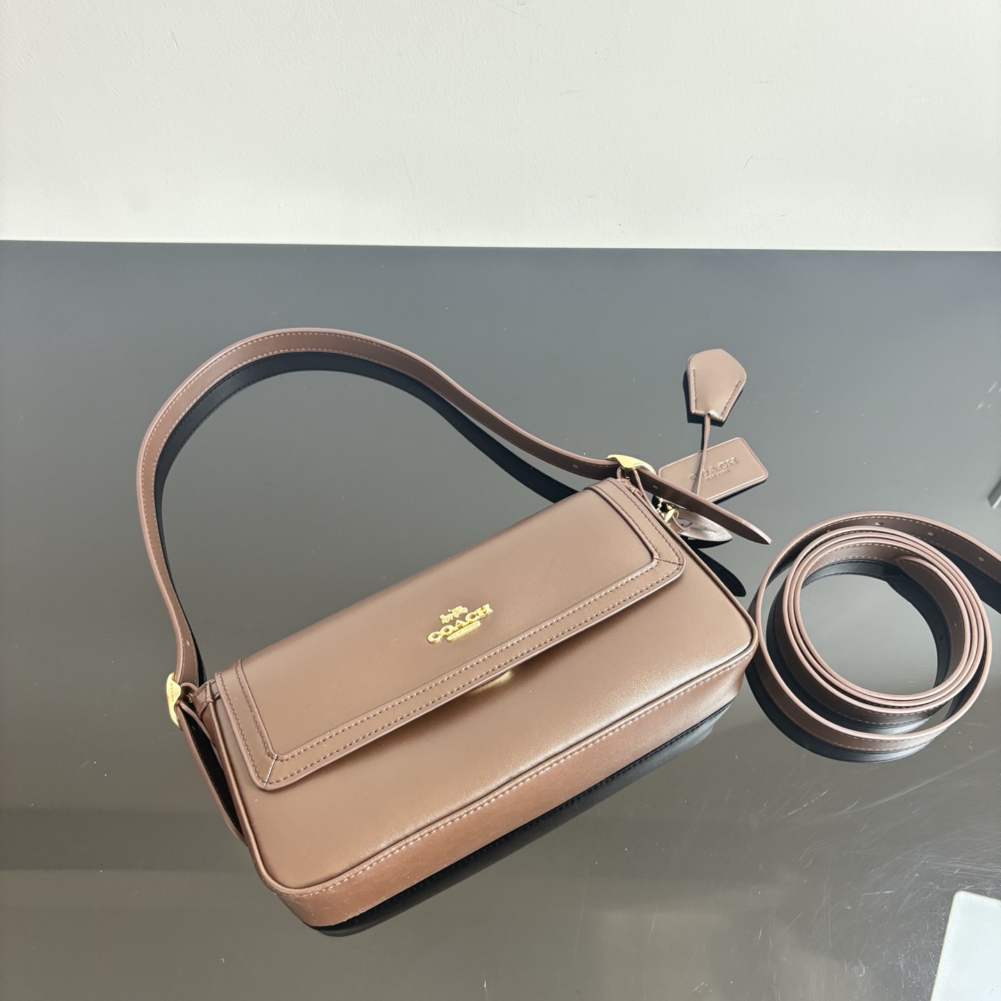 
【新品】COACH/蔻馳奧萊女士ETTA25號翻蓋單肩包腋下包高級通勤 CCV63尺寸25*13.5*6