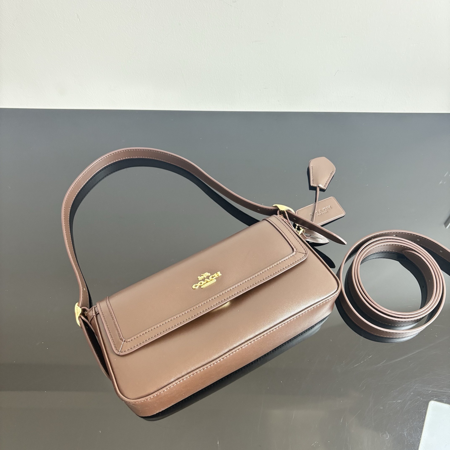 
【新品】COACH/蔻馳奧萊女士ETTA25號翻蓋單肩包腋下包高級通勤 CCV63尺寸25*13.5*6