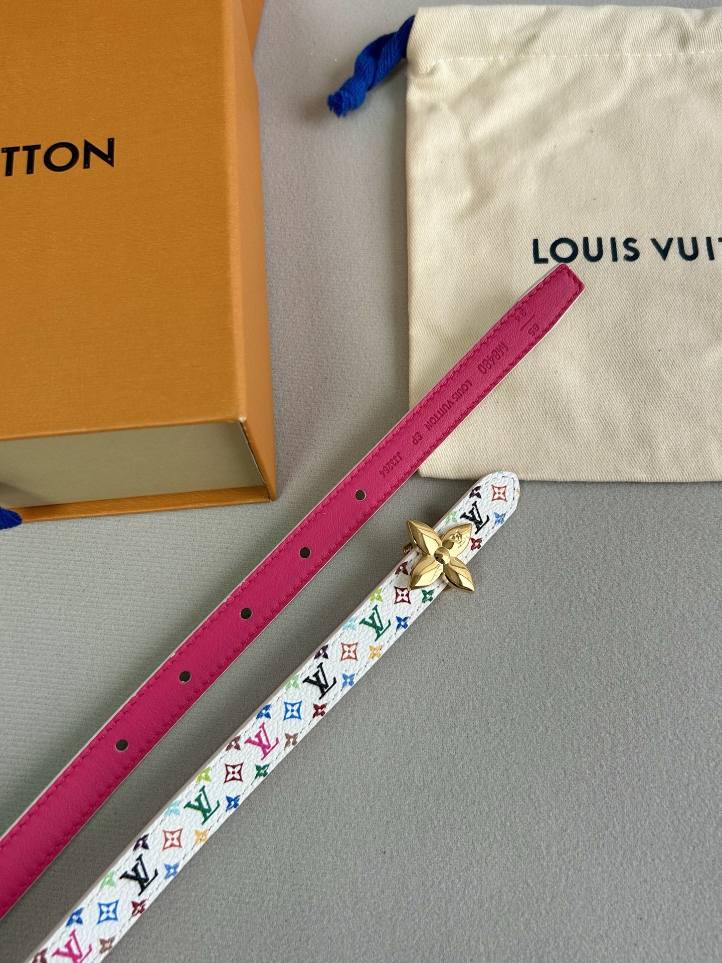 LV  路易威登 1.5cm雙面腰帶 
專櫃品質 可雙面使用.純銅五金扣。配件深受品牌輝煌的經典設計