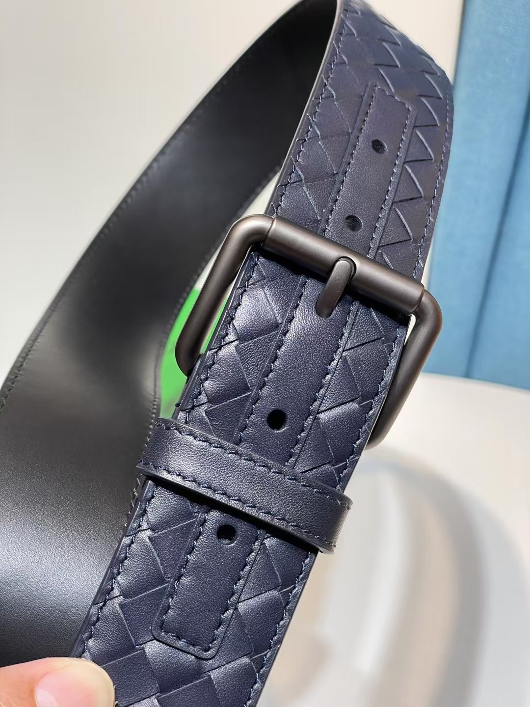 🔥🔥🆕純手工編織皮帶可為休閒裝或正裝造型增添優雅韻味，🔥是低調奢華的典範。[嘴唇]採用意大利柔軟的胎小牛皮全手工精工打造而成，錁色五金扣頭令其更顯獨特別緻、🔥[嘴唇]優雅迷人氣息。[強]4.0cm寬