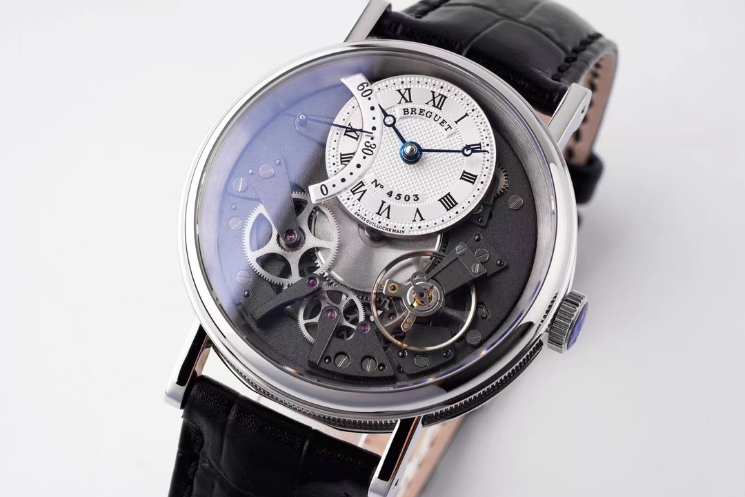 ZF超級大作 寶璣Tradition傳世系列！全自動逆跳秒針腕表！火爆來襲！

耗時近4年 潛心研發機芯 重金打造 至誠大作！——實現原裝全部功能！

【精彩細節】腕表尺寸40mmX11.65吻合正品ZF憑借豐富的復刻經驗，殼身打磨精細，造型簡潔精美，今纖薄表殼更顯優雅！上下採用整枚藍寶石水晶玻璃打造通透無比，充分展現了寶璣的經典設計。
【技術突破】超精密1比1原裝機芯開發研制而成。原本隱藏在錶盤底板之下的板橋、齒輪、擒縱機構、發條盒等機芯部件清晰展露。今精密機械運轉的奧秘毫無保留的呈現於眼前。10點鐘位