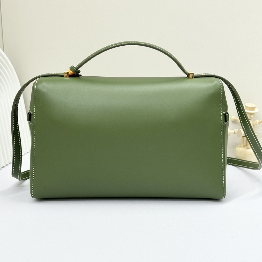 𝓛𝓸𝓻𝓸 𝓟𝓲𝓪𝓷𝓪 諾悠翩雅
𝑬𝒙𝒕𝒓𝒂 𝑩𝒂𝒈 𝑳𝟐𝟕 
寬開口加大容量斜挎包，包型設計更立體更有型，包身採用進口原廠小牛皮，手感柔軟而獨特，包包內部結構多了內袋。雙向加長拉鍊開合，配有My Charms金色金屬掛飾（LP特級純鋼五金配件）
size：27*16*10釐米
配全套專櫃禮盒包裝🎁