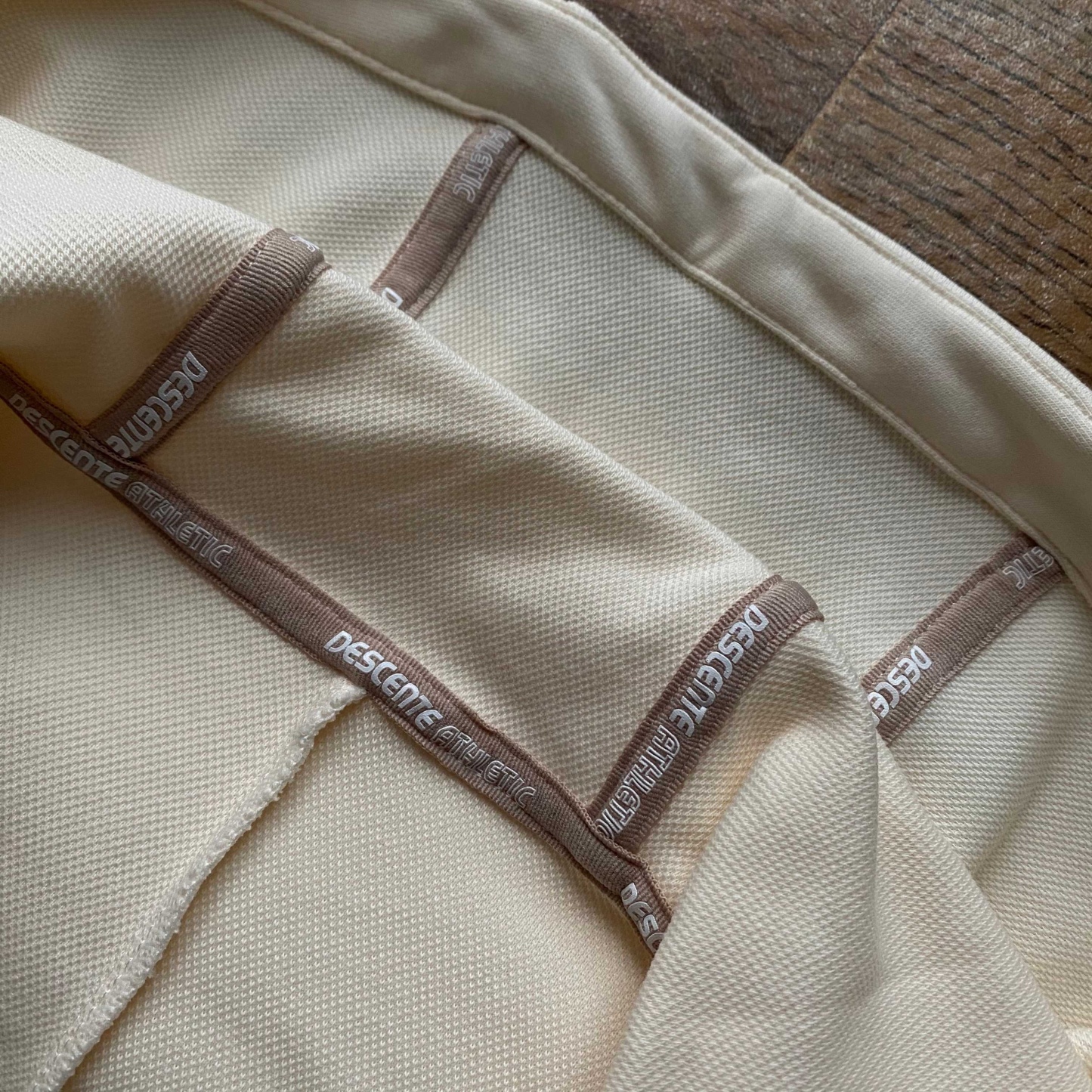 DST女款拼接連帽開衫春秋外套 新款女外套DESCENTE迪桑特空氣層面料輕盈柔軟舒適女士針織運動外套 採用空氣層面料製成的針織運動外套。色澤柔和溫暖，觸感輕柔順。腋下兩側拼色撞色搭配，時尚大氣版型舒適，搭配卡其拉鍊細節，更添女性化氣息。 面料:聚酯纖維84.1%氨綸15.9% 柔軟/彈性/舒適 常規合身款/運動休閒 柔舒軟適不失感質，青春時髦的氣質蔓延開來！初秋需要的時尚質感保暖！一件很很牛贊！很帥！顏高值單品！原原廠單！三標齊全品！質巨棒！
顏色：如圖
