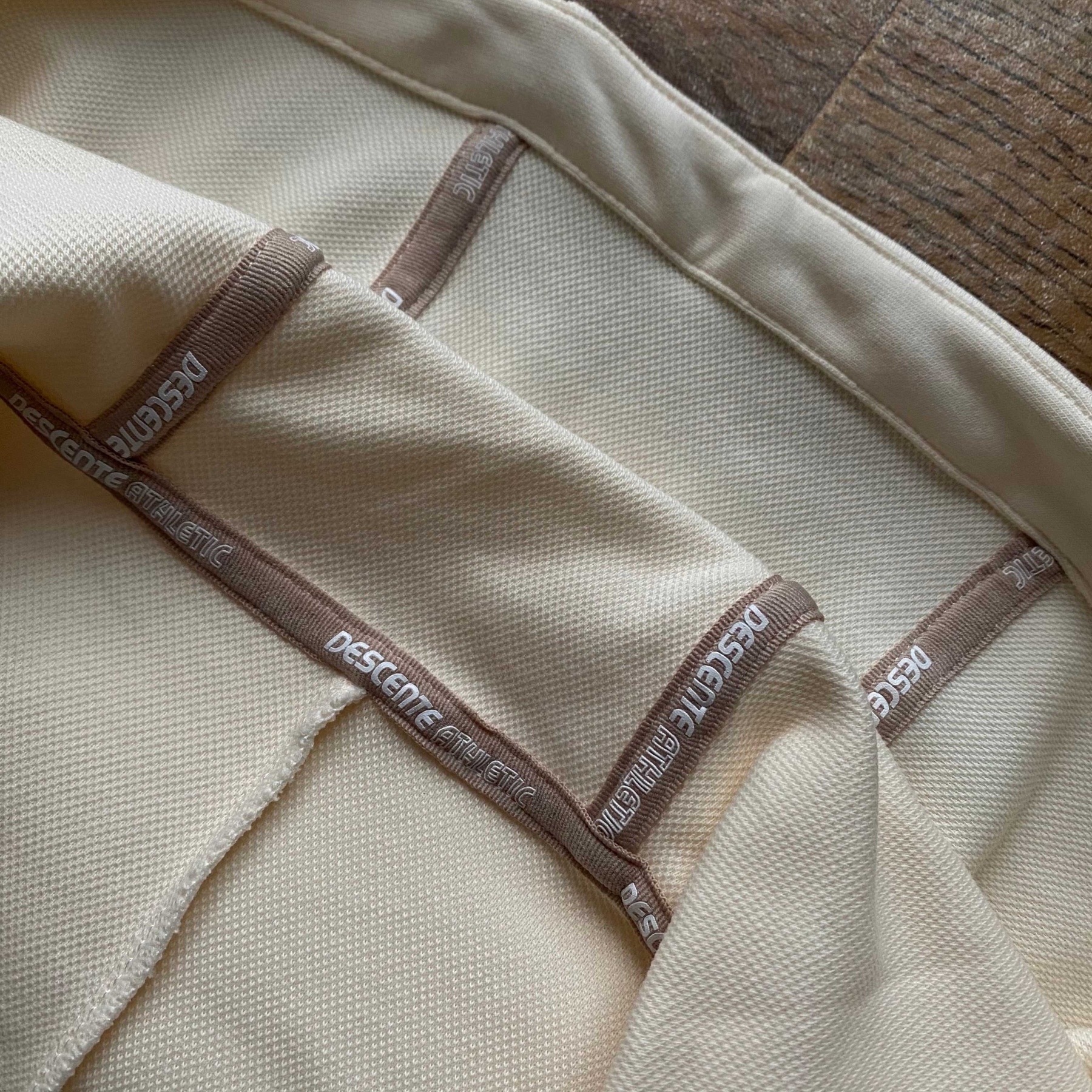 DST女款拼接連帽開衫春秋外套 新款女外套DESCENTE迪桑特空氣層面料輕盈柔軟舒適女士針織運動外套 採用空氣層面料製成的針織運動外套。色澤柔和溫暖，觸感輕柔順。腋下兩側拼色撞色搭配，時尚大氣版型舒適，搭配卡其拉鍊細節，更添女性化氣息。 面料:聚酯纖維84.1%氨綸15.9% 柔軟/彈性/舒適 常規合身款/運動休閒 柔舒軟適不失感質，青春時髦的氣質蔓延開來！初秋需要的時尚質感保暖！一件很很牛贊！很帥！顏高值單品！原原廠單！三標齊全品！質巨棒！
顏色：如圖
