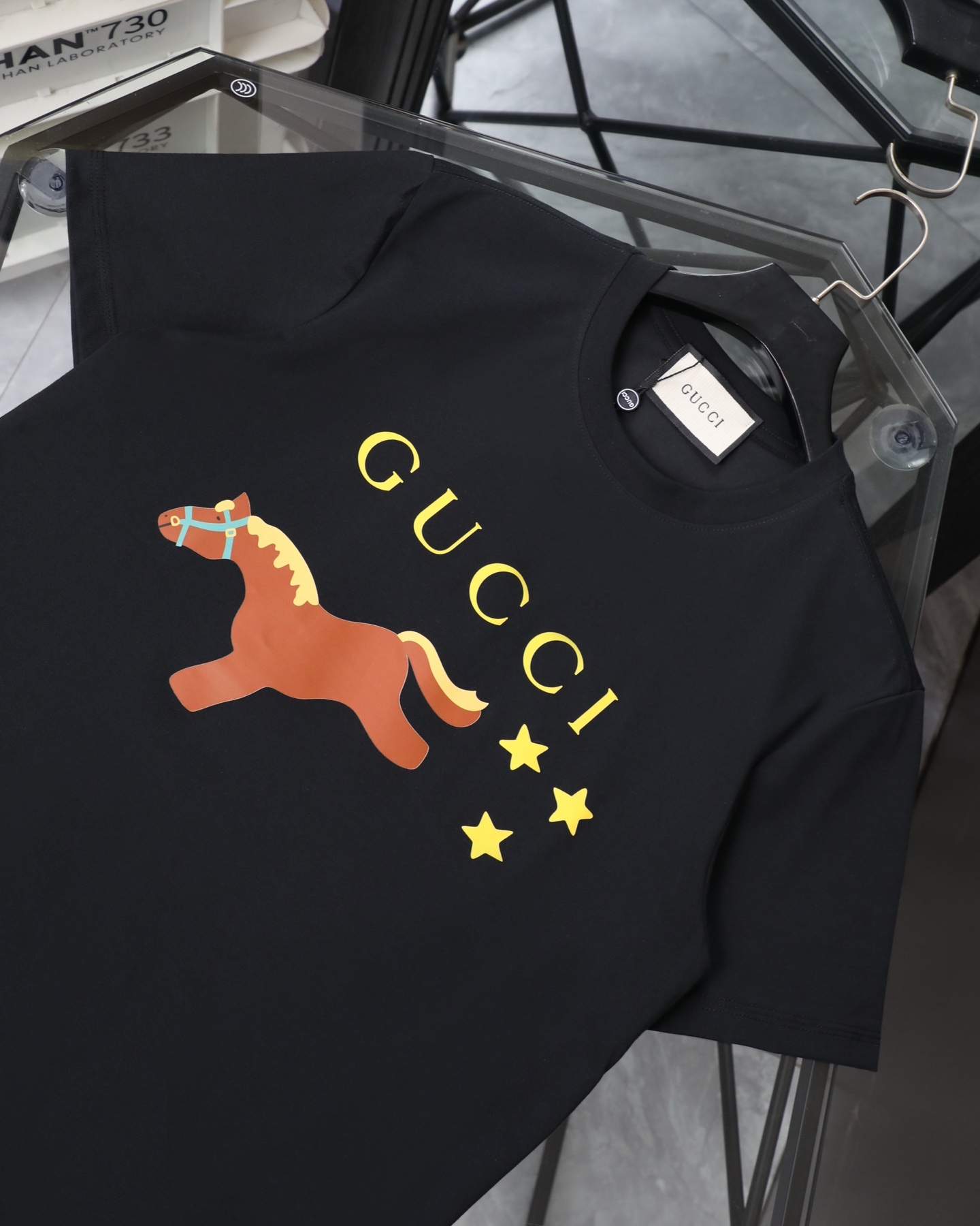 GUCCI/古馳  2026新款短袖卡通系列馬年限定小馬印花T恤男女同款

    這款可愛風格的短袖T恤，採用重磅純棉材質，印花是水印透氣性極佳，讓你在炎炎夏日也能保持清爽。
    螺紋領口定制1比1螺紋，二本針雙縫線，不縮水不變形，甄選好棉，成就了軟糯細膩的膚感質感出色，讓你在脫穎而出，還持久耐穿整體是簡約精緻的款式，經過無數次調配的版型上身更顯時筆風度，潮流感拉滿顯瘦“小心機”，落肩設計修飾肩膀厚度，活力滿滿
顏色：  黑色    白色
尺碼：M~2X
尺碼表：圖9