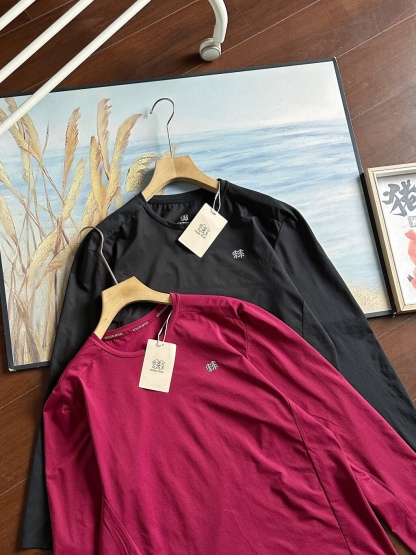 2026KOLONSPORT可隆馭馬迎風新春限定系列吸濕速乾長袖T恤CNYS-FUCTIONAL圓領長袖。打底衫本命年的情侶夫妻們！安排起來！料子很舒服 可隆休閒衣登山男女士彈力圓領戶外運動防曬長袖打底T恤！！可隆的內搭 SECO面料和 POLYGIENE銀鹽抗菌科技結合速乾，棉觸感，抗褶皺，耐洗護，基礎款圓領長袖T恤，具備高彈力、防曬性能背面 微拉絨處理，提高穿著舒適性！！面料：聚酯纖維80%  氨綸20%櫃子同步 迪家高端專業運動面料，精梳輕拉絨，親膚舒適，排汗吸濕！面料不易變形、不易褪色