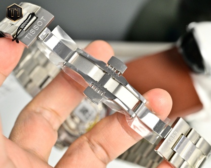 
獨家新款上，天梭T127風度系列男表，😎
搭配c07機械機芯❗️❕極簡主義風格為現代男士，打造時尚硬朗獨特風格，簡約復古優雅的百搭款式面對任何場合，接人張弛有度簡約時標搭配深邃黑盤彰顯低調儒雅風範，錶盤40mm♻️♻️原單三碼合一
商務紳士時尚運動風格皆無拘束。進口藍寶石玻璃精鋼螺紋 ，歡迎下單👌🔥