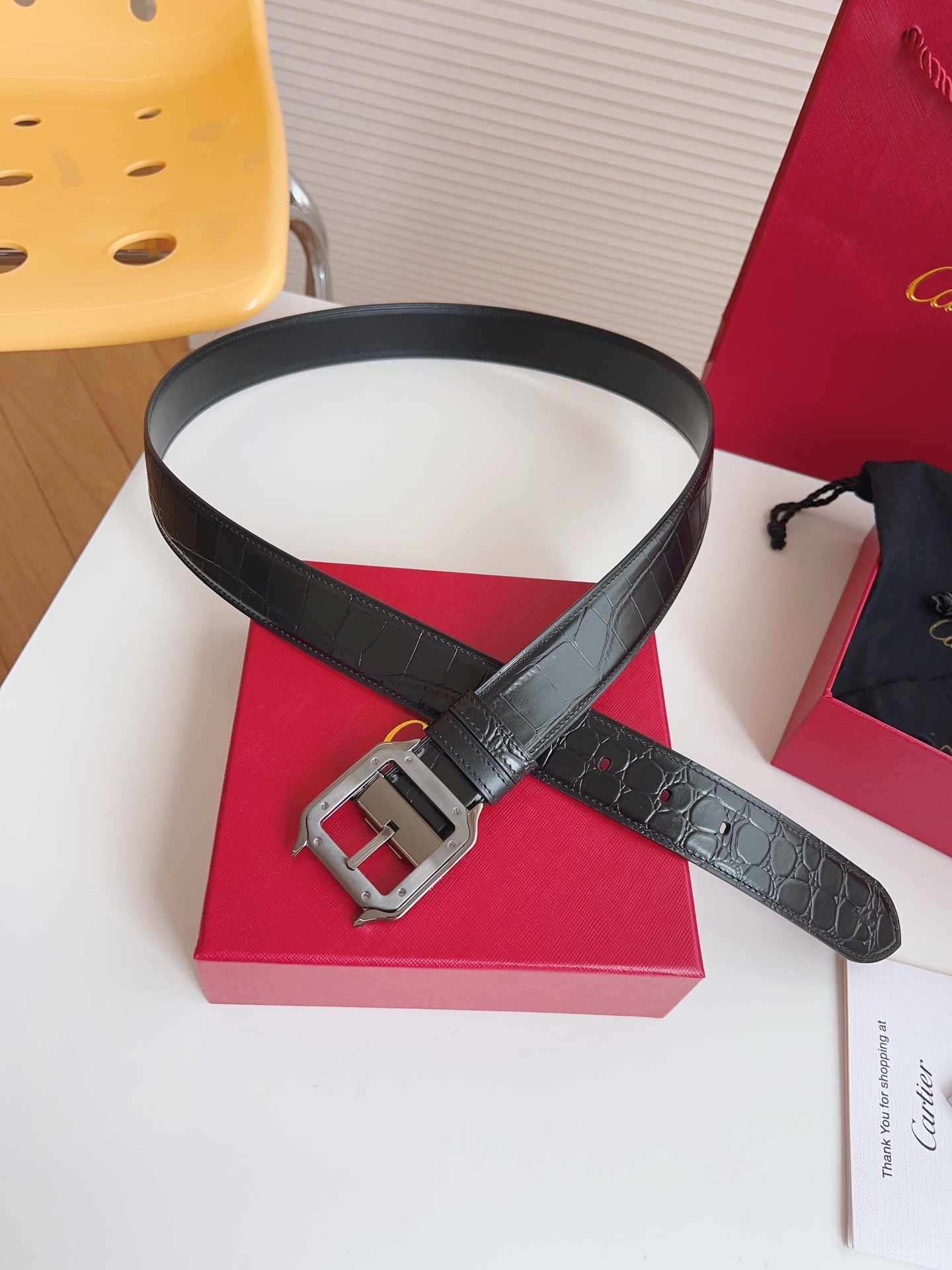 
Cartier（卡地亞）憑借匠心傑作展現與眾不同的美感，融合精湛工藝與經典設計，演繹雋永風格；瀟灑不羈，果敢獨立！此款式易搭配服飾；休閒正裝兩相宜。皮帶寬度：35mm