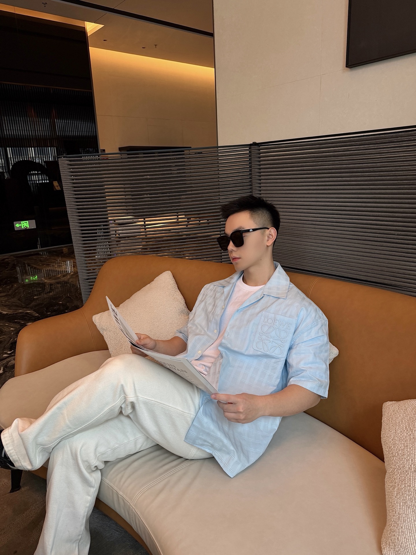 🔝LOEWE羅意威 Anagram 刺繡口袋格子短袖襯衫
定制雲紋高支提花格料，採用進口機刺繡工藝，精度高，線條流暢而細膩，紅外線定位裁床，通過紅外發射器和紅外接收器來實現對材料的精准定位，精度可達到微米級別，面料都經過砂洗，手感質感更佳，不易變形，不易縮水，不易褪色，保持長久的美觀，定制輔料，寬松版型
B Size：36 38 40 42