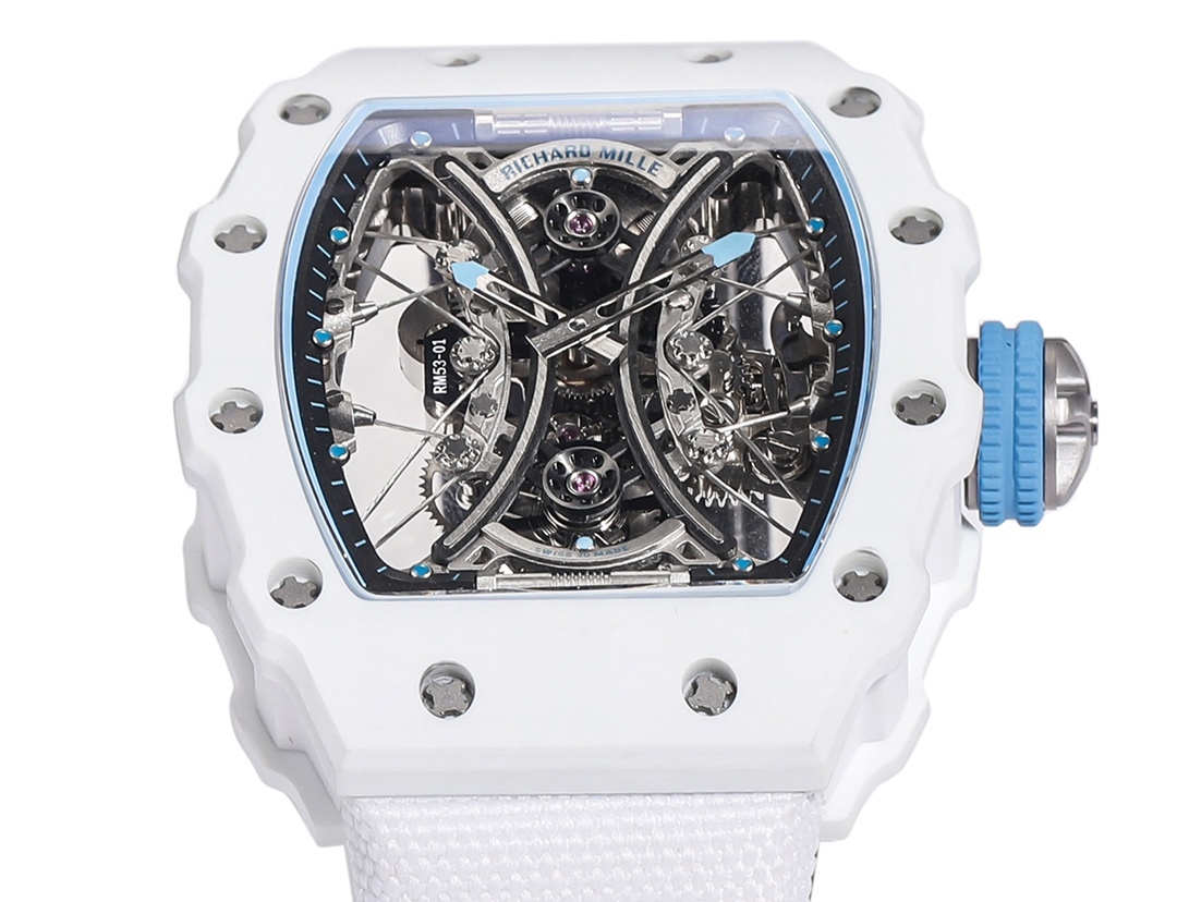 白色TPT石英纖維
【RICHARD MILLE】理查米爾RM53-01 將腕表設計與運動賽事相互結合，完美詮釋了賽場上的勇者堅定信念、頑強拼搏的精神。RM53-01以馬術運動為背景，採用多種高科技材料來抵御運動時帶來的強烈撞擊，從而保證不受破壞、正常運轉。高科技材質打造如同“護具”。“RM 53-01 PABLO MAC DONOUGH”的陀飛輪腕表，此款腕表除具備運動腕表的動感與活力外，還配備了堅固的TPT®碳纖維表殼、層壓藍寶石水晶表鏡以及固定機芯的懸浮式鋼索，有效的降低巨大衝擊、意外碰撞對腕表所帶