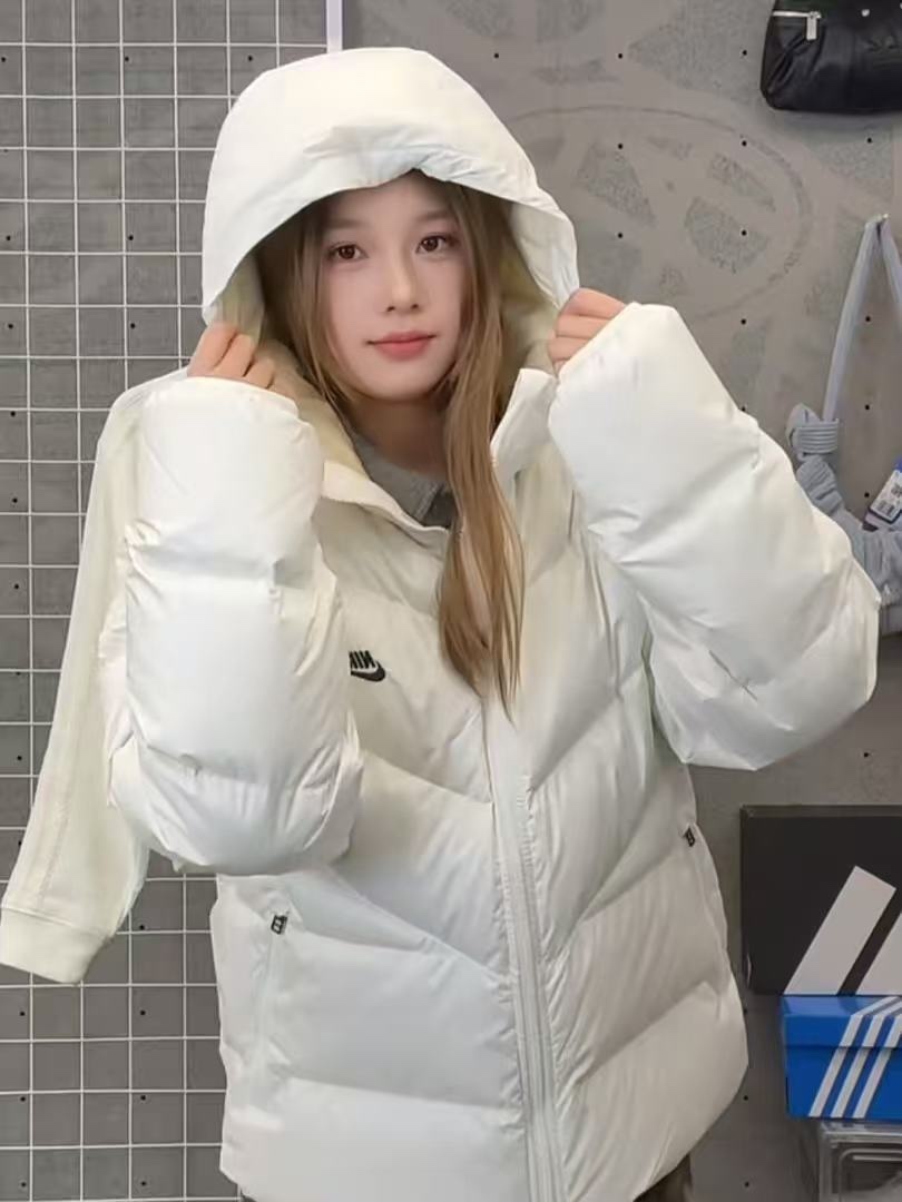 Nike/耐克Windrunner風行者2025經典款新款輕薄連帽羽絨服外套夾克
原版復刻 頂級品質  專櫃尺碼 零下十幾度無壓力 極地防寒防風防水防雪！超級蓬松度 休閒運動 街頭時尚潮流休閒運動連帽保暖短款羽絨服 鎖絨效果好 不拽絨 品質看得見 蓬松度爆表 能在衣物內形成大量空氣隔熱層 輕鬆抵御零下20°C的嚴寒 哪怕極寒天氣也能牢牢鎖住體溫 讓你在冰天雪地中也能溫暖如春 高含絨量帶來極致輕盈的穿著體驗 告別傳統羽絨服的臃腫感 活動自如 溫暖卻不笨重 
L SIZE:S-2XL