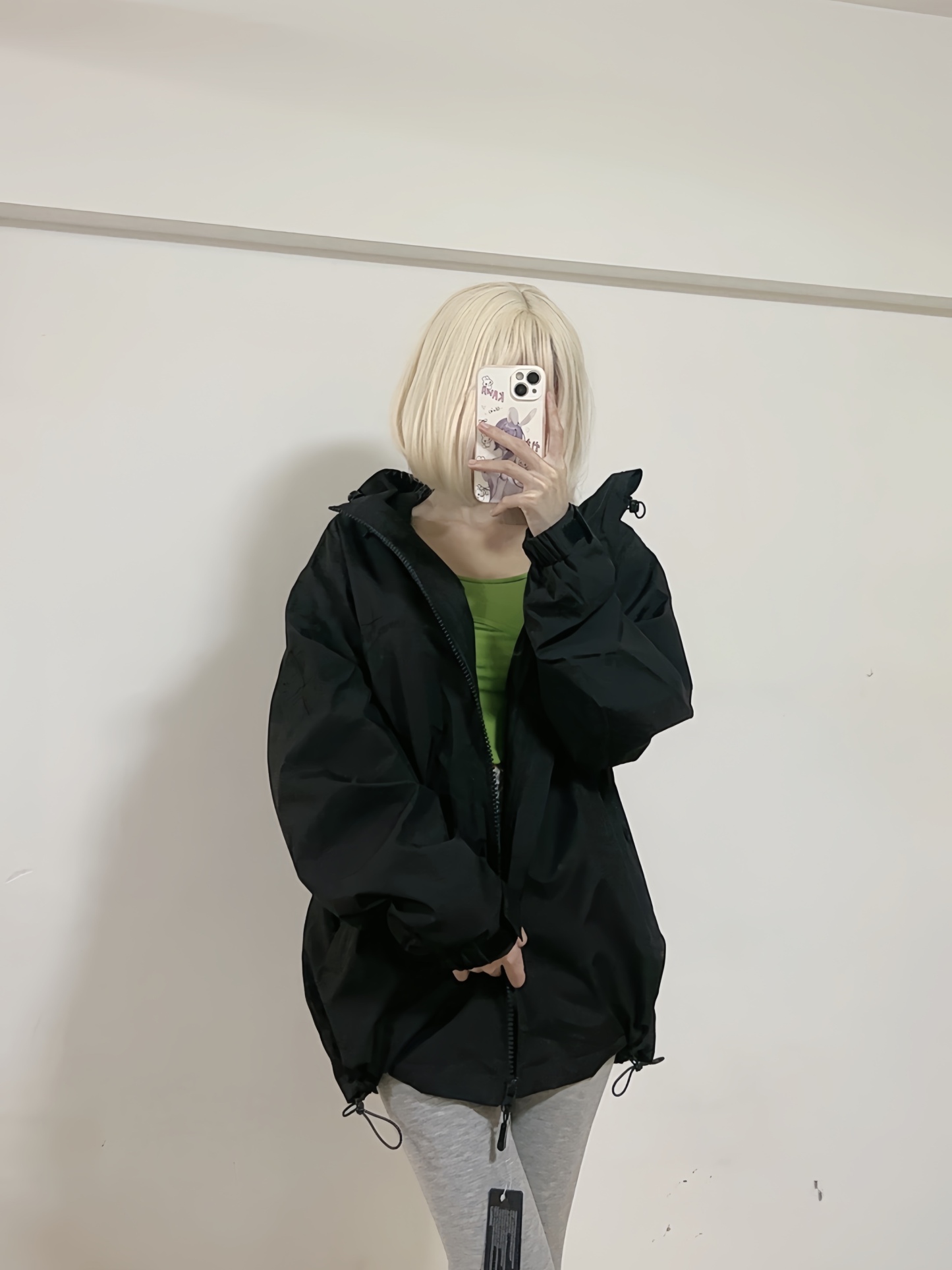 Stone Island/石頭島 24ss 手臂刺繡羅盤衝鋒衣外套
石頭島春季最熱單品 超級吸睛的一款衝鋒衣外套 一眼就能愛上 採用梭織防風防水面料 手感細膩順滑 寬松連帽的版型  水洗標一應俱全 細節滿滿的一款衝鋒衣 大廠代工 品質可靠 

-略帶復古感的機能衝鋒衣 城市徒步 戶外穿行都很出挑 男女都可以駕馭的一款潮流單品 
Color：黑色
A Size：S-XXL