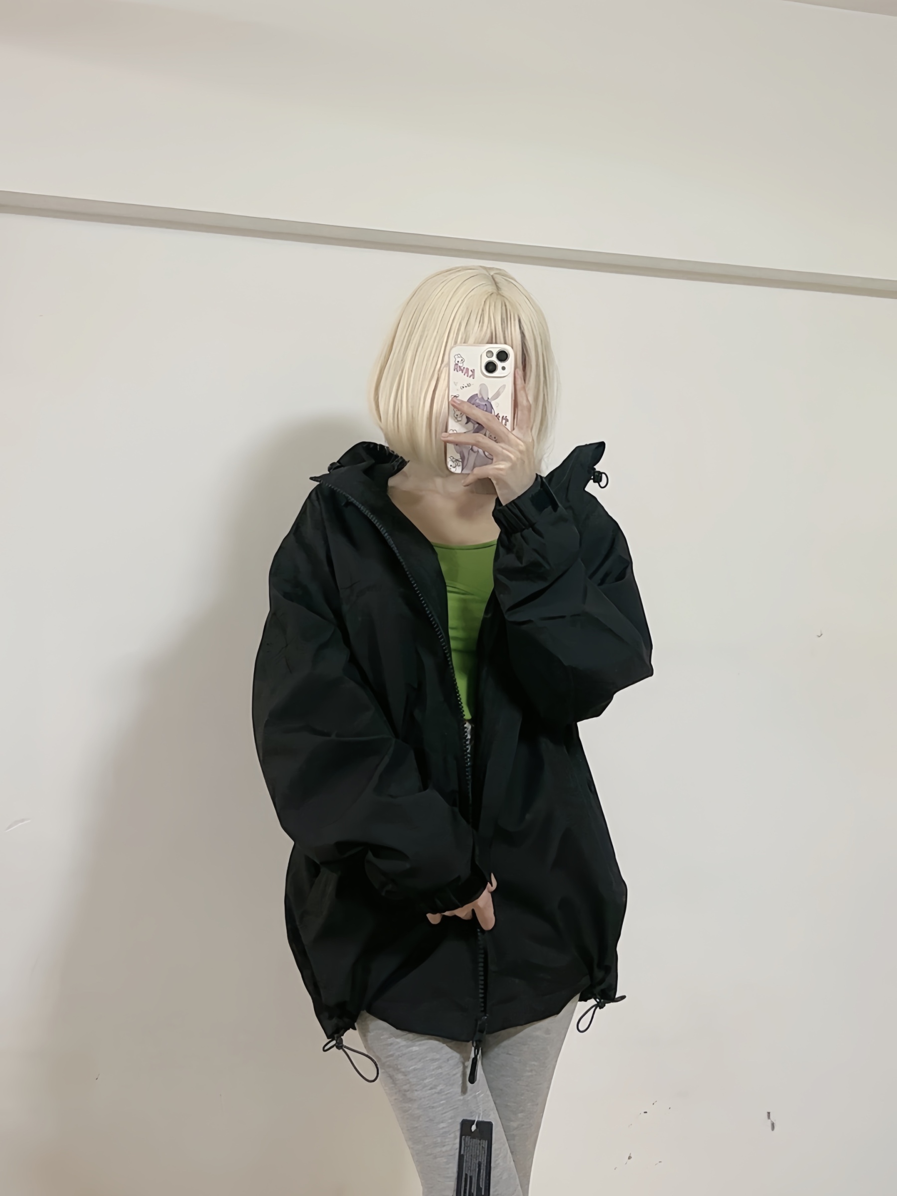 Stone Island/石頭島 24ss 手臂刺繡羅盤衝鋒衣外套
石頭島春季最熱單品 超級吸睛的一款衝鋒衣外套 一眼就能愛上 採用梭織防風防水面料 手感細膩順滑 寬松連帽的版型  水洗標一應俱全 細節滿滿的一款衝鋒衣 大廠代工 品質可靠 

-略帶復古感的機能衝鋒衣 城市徒步 戶外穿行都很出挑 男女都可以駕馭的一款潮流單品 
Color：黑色
A Size：S-XXL