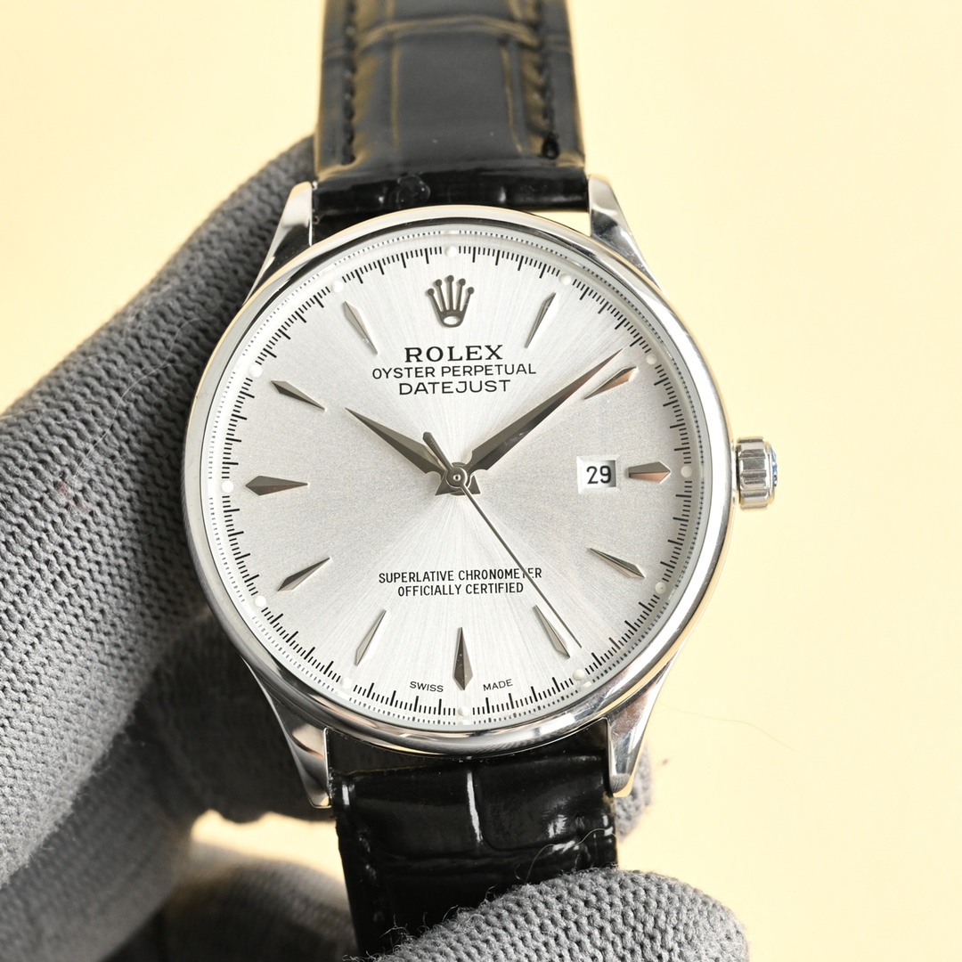 爆款主推勞力士【ROLEX】男士腕表 採用獨特的錶盤設計 搭配而來的是更高檔奢華的勞力士， 初識勞力士必憧憬有朝一日能擁有它，戴上勞力士必順風順水必發達，你值得擁有，歡迎評鑒！！
機芯：搭配全新進口8215西鐵城（零返修） 尺寸：40鏡面：藍寶石玻璃永不刮花 材質：316L精鋼表殼 動力：儲存48小時 防水深度：100米意大利小牛皮帶，原裝針扣！