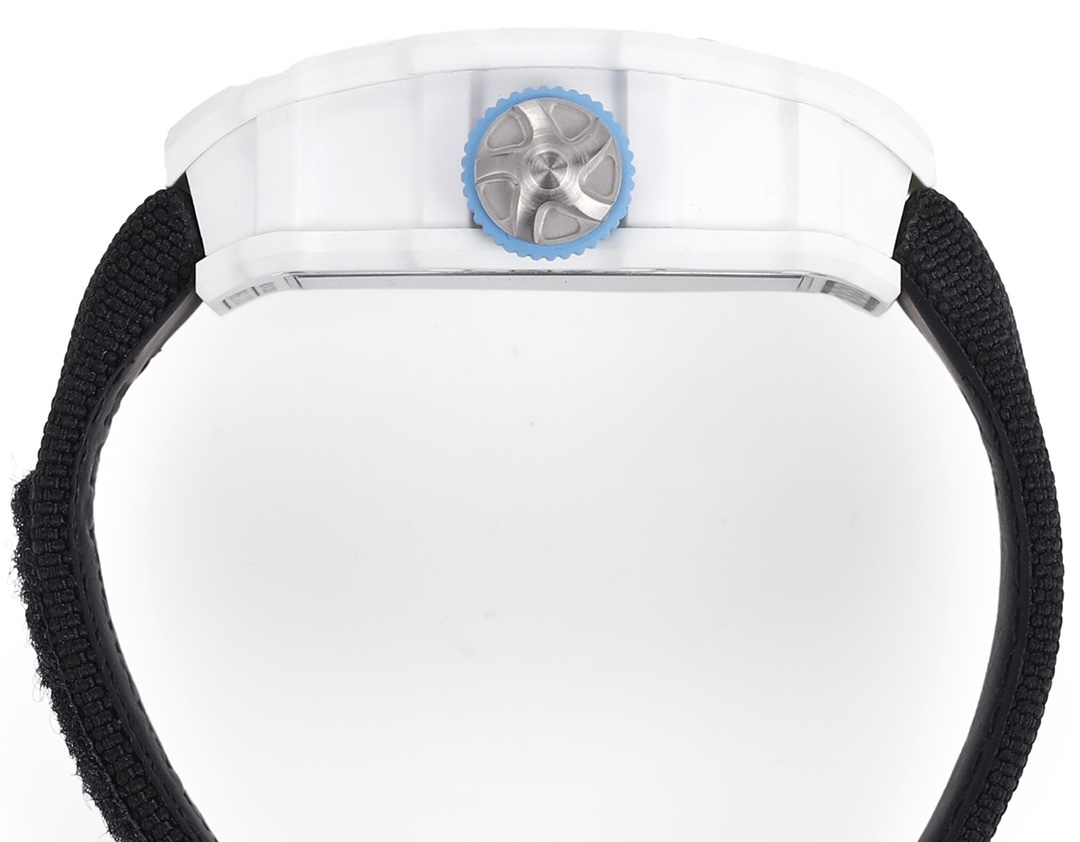 白色TPT石英纖維
【RICHARD MILLE】理查米爾RM53-01 將腕表設計與運動賽事相互結合，完美詮釋了賽場上的勇者堅定信念、頑強拼搏的精神。RM53-01以馬術運動為背景，採用多種高科技材料來抵御運動時帶來的強烈撞擊，從而保證不受破壞、正常運轉。高科技材質打造如同“護具”。“RM 53-01 PABLO MAC DONOUGH”的陀飛輪腕表，此款腕表除具備運動腕表的動感與活力外，還配備了堅固的TPT®碳纖維表殼、層壓藍寶石水晶表鏡以及固定機芯的懸浮式鋼索，有效的降低巨大衝擊、