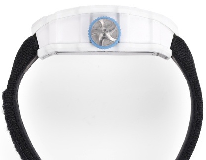 白色TPT石英纖維
【RICHARD MILLE】理查米爾RM53-01 將腕表設計與運動賽事相互結合，完美詮釋了賽場上的勇者堅定信念、頑強拼搏的精神。RM53-01以馬術運動為背景，採用多種高科技材料來抵御運動時帶來的強烈撞擊，從而保證不受破壞、正常運轉。高科技材質打造如同“護具”。“RM 53-01 PABLO MAC DONOUGH”的陀飛輪腕表，此款腕表除具備運動腕表的動感與活力外，還配備了堅固的TPT®碳纖維表殼、層壓藍寶石水晶表鏡以及固定機芯的懸浮式鋼索，有效的降低巨大衝擊、