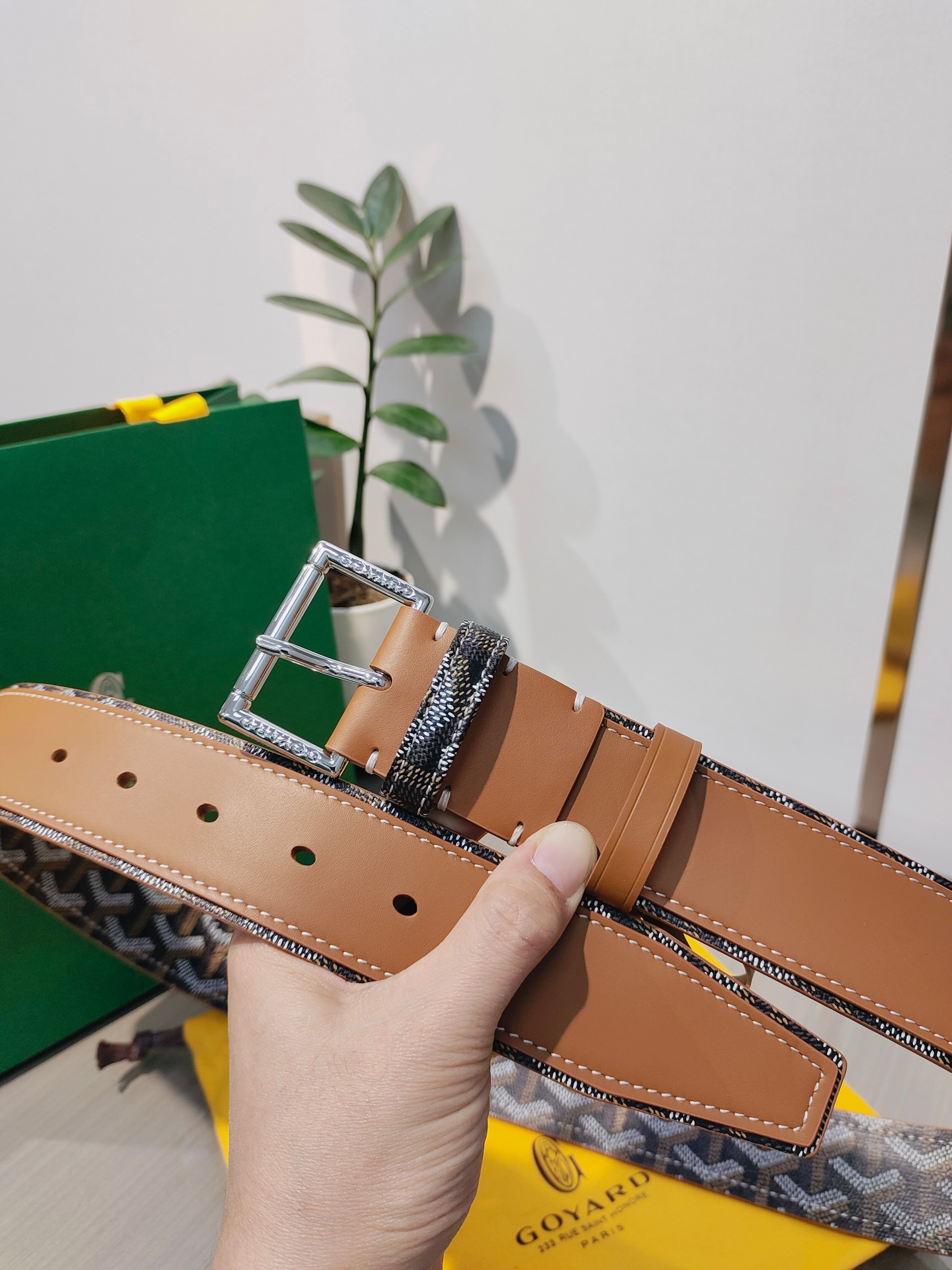 
Goyard(戈雅)腰帶源於法國奢侈品牌，設計風格簡約低調，腰帶身有標誌性帆布搭配進口頭層牛皮，腰帶扣採用簡約精品鋼扣，延續品牌的低調奢華，帶身寬度3.8CM，適用商務休閒日常佩戴。