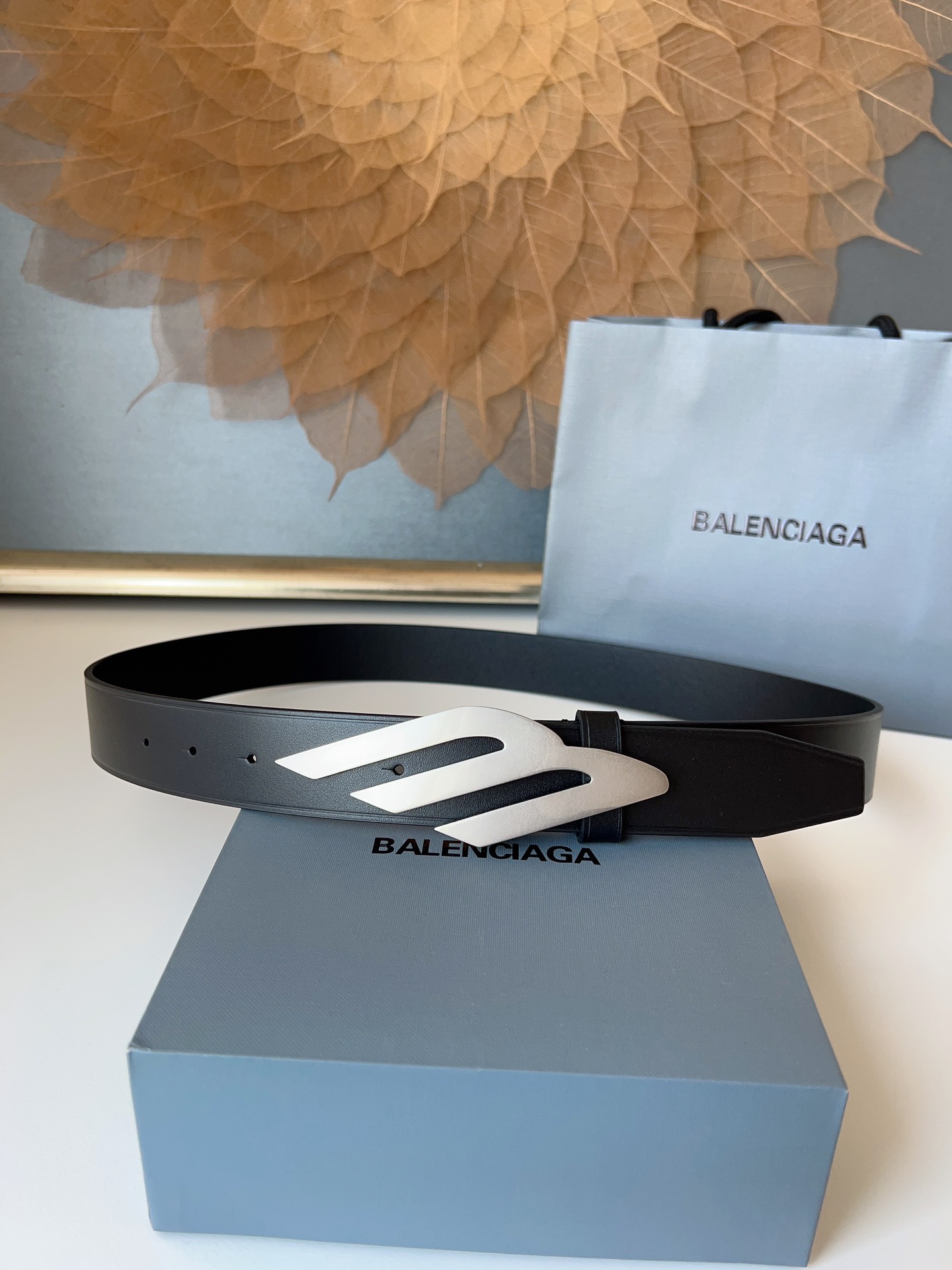 巴黎世家（Balenciaga）寬度3.5cm 是法國的奢侈品牌，作為時尚界最具影響力品牌之一的地位。設計師源於：都市時尚潮流獨特的設計風格，採用進口小牛皮製作；搭配純銅復古五金，使其更具魅力。值得擁有的百搭精品！